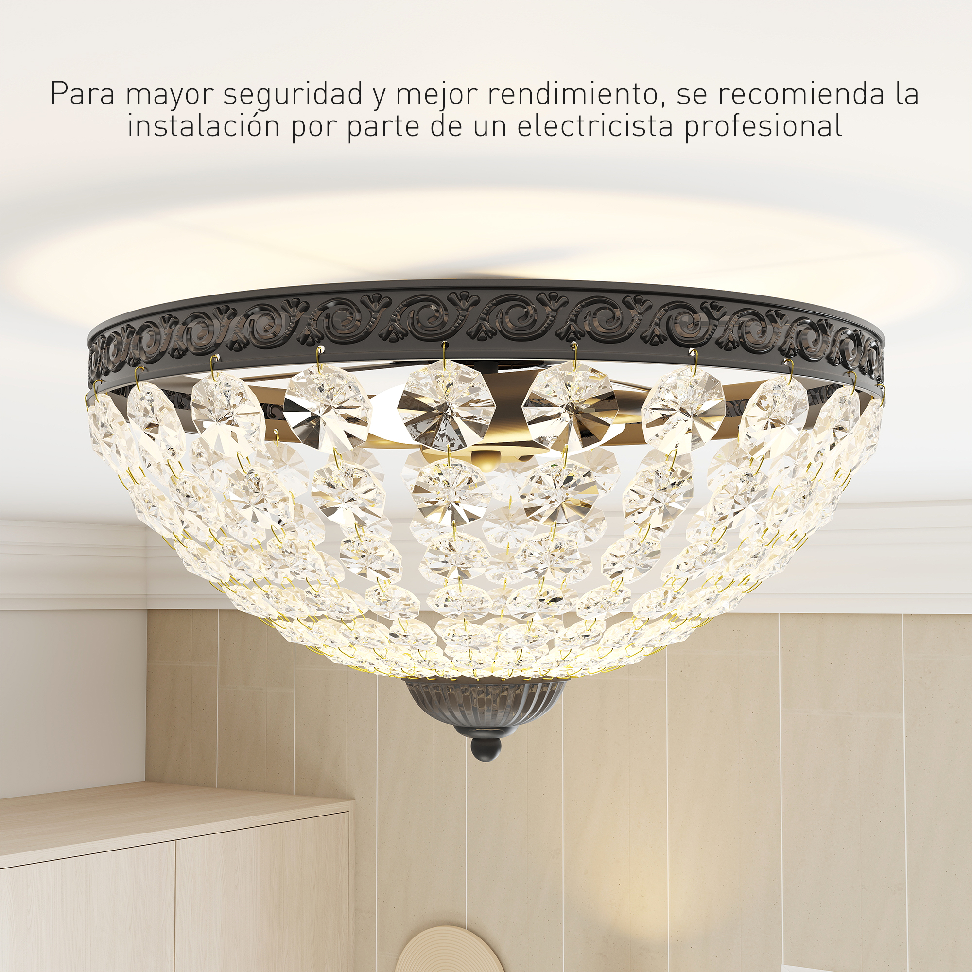 Una lujosa lámpara de techo con colgantes de cristal y adornos.