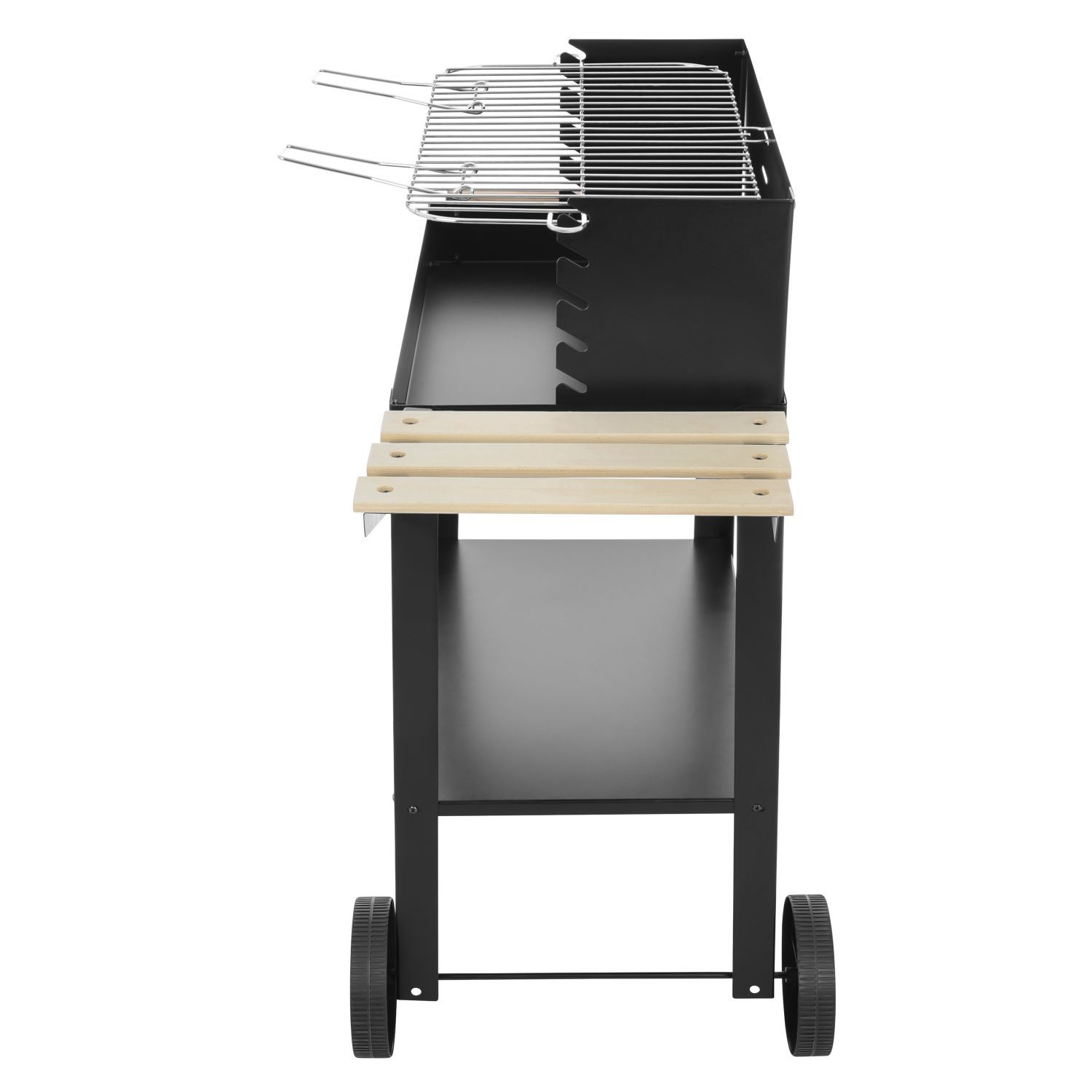 Czarny grill z dwoma kołami i drewnianymi półkami.