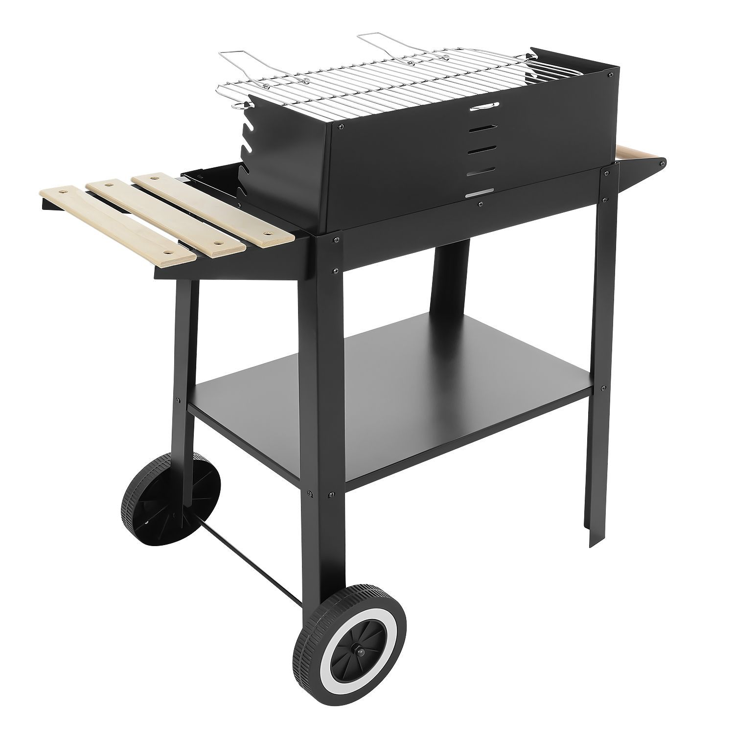 Czarny grill węglowy z metalowym rusztem, bocznymi drewnianymi półkami i dwoma kołami.