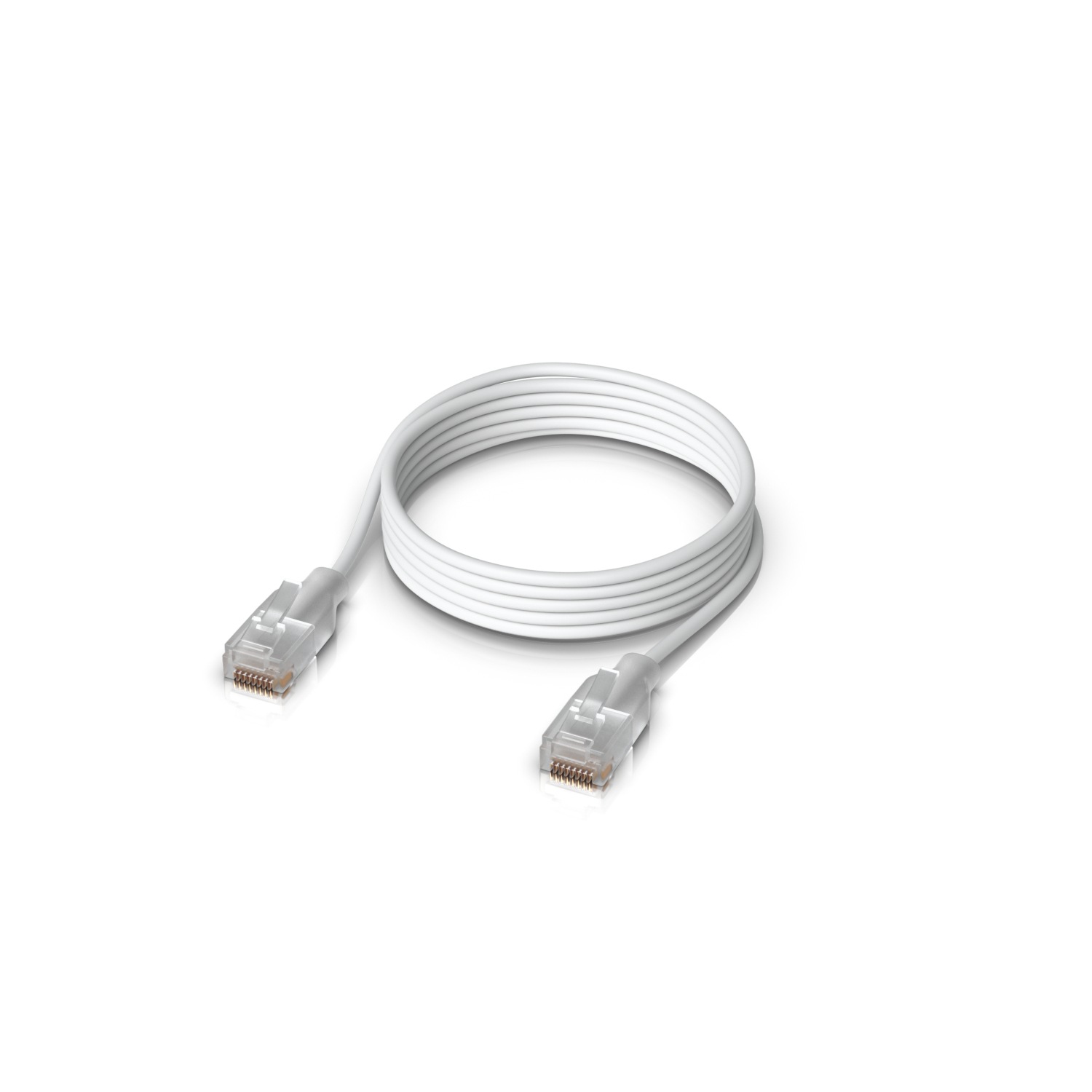 Un cavo Ethernet bianco con connettori trasparenti, su sfondo bianco.