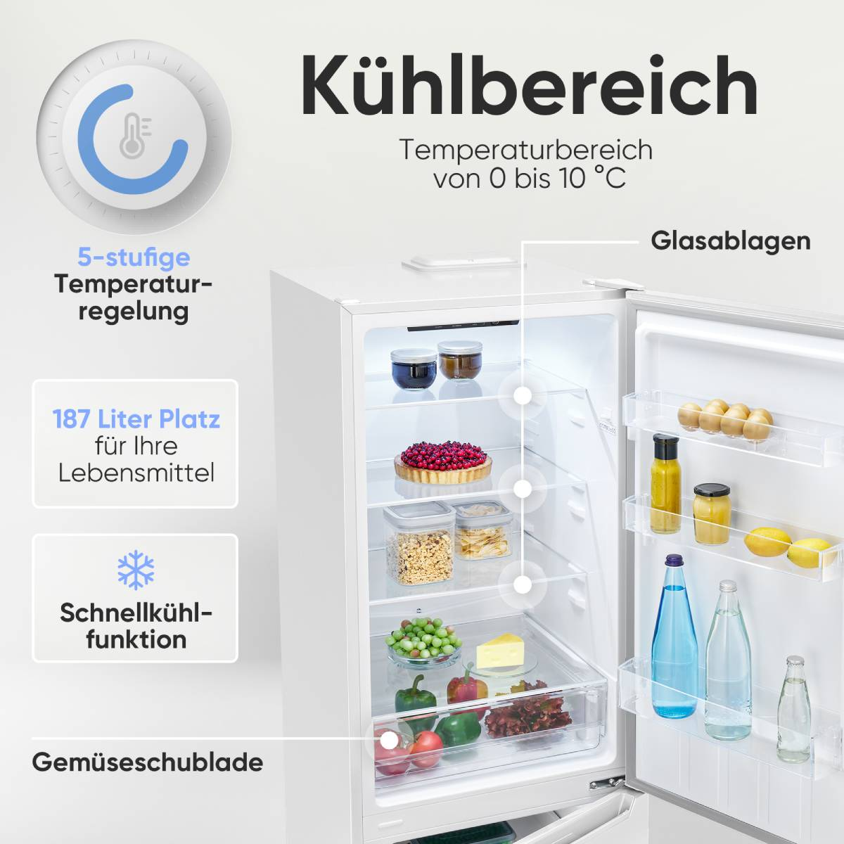 Ein offener Kühlschrank mit verschiedenen Lebensmitteln und Glasablagen.