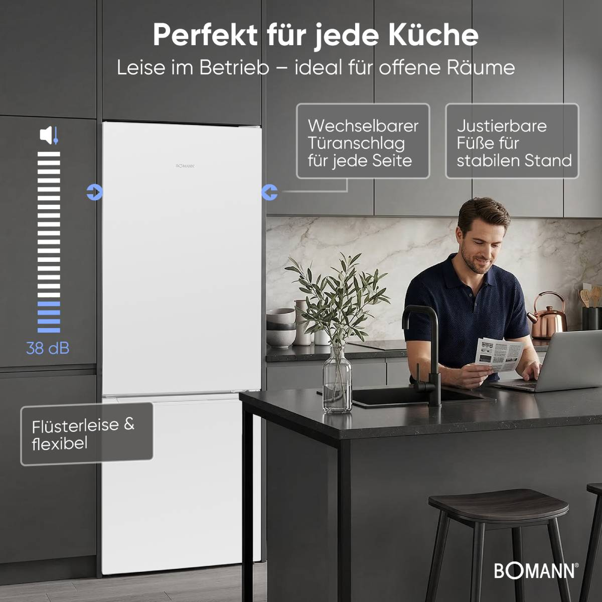 Ein Mann sitzt an einem Küchentresen neben einem weißen Kühlschrank, der leise ist.