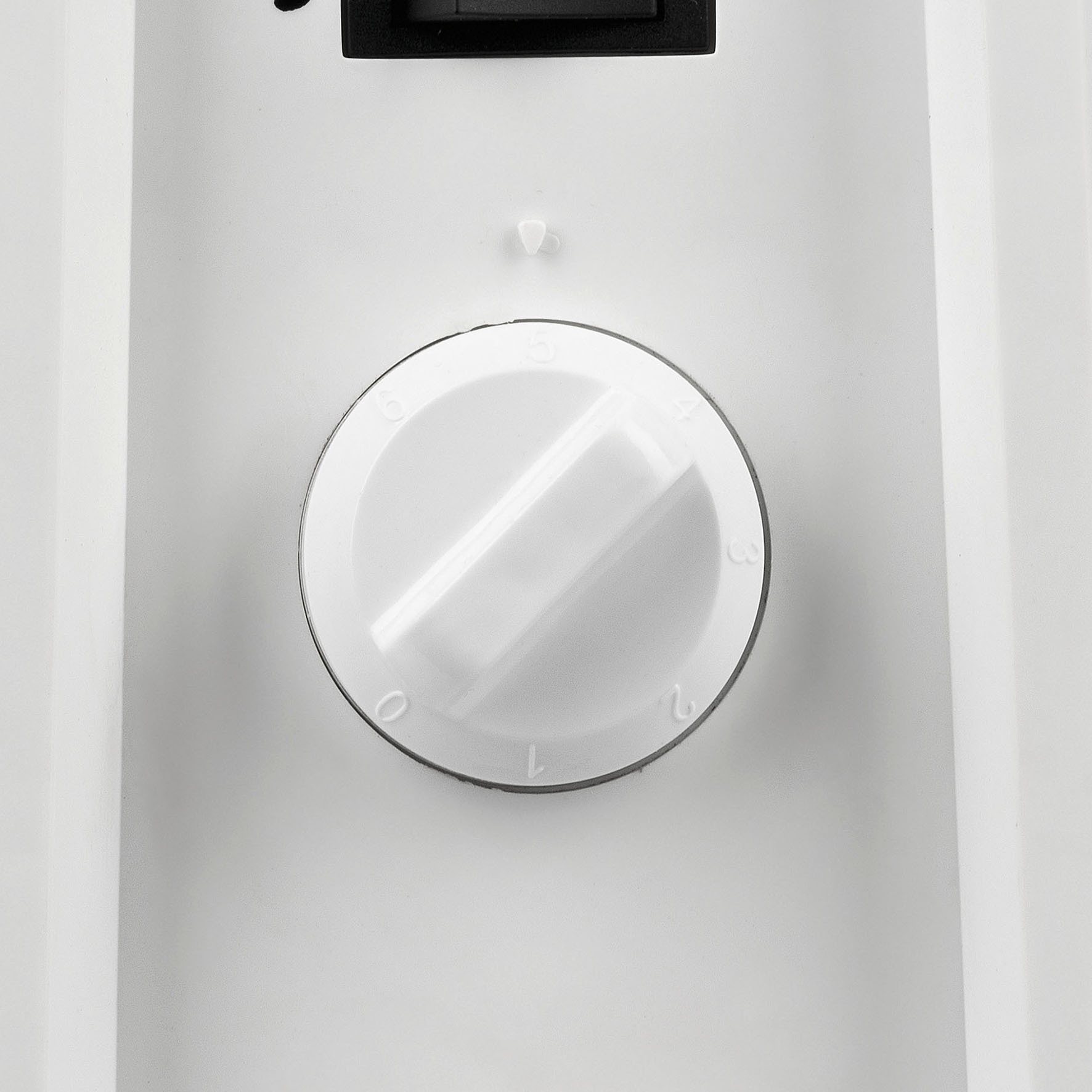 Un quadrante bianco con numeri neri da 0 a 6 su sfondo bianco.