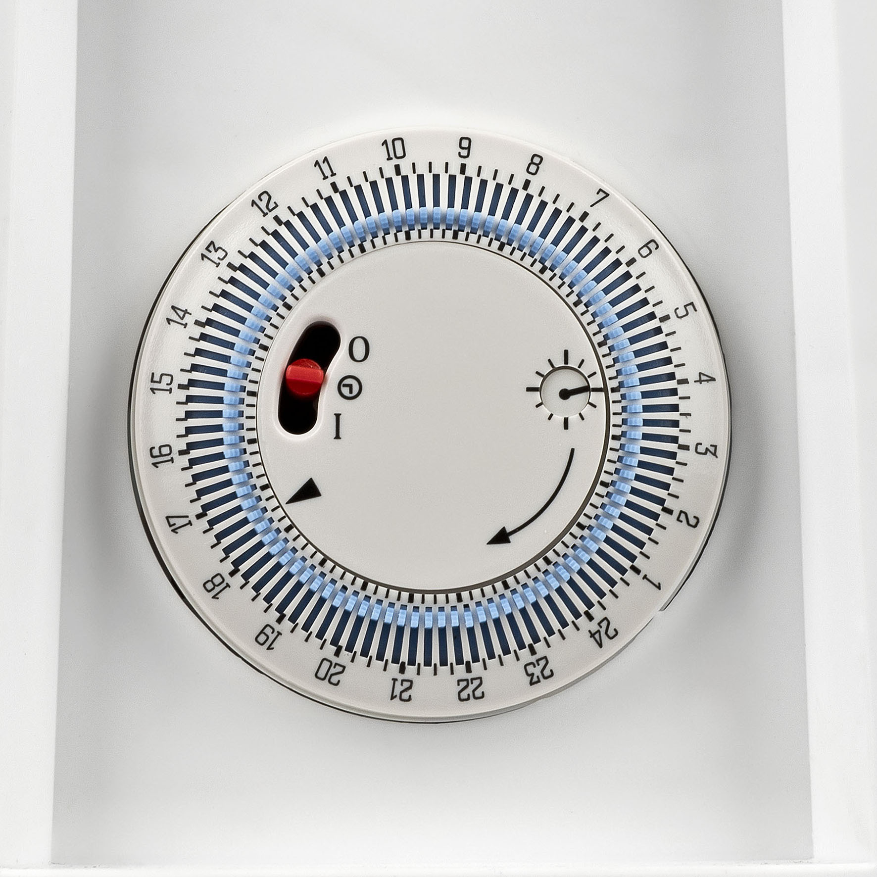 Un timer bianco con quadrante numerato da 1 a 24 e un pulsante rosso.
