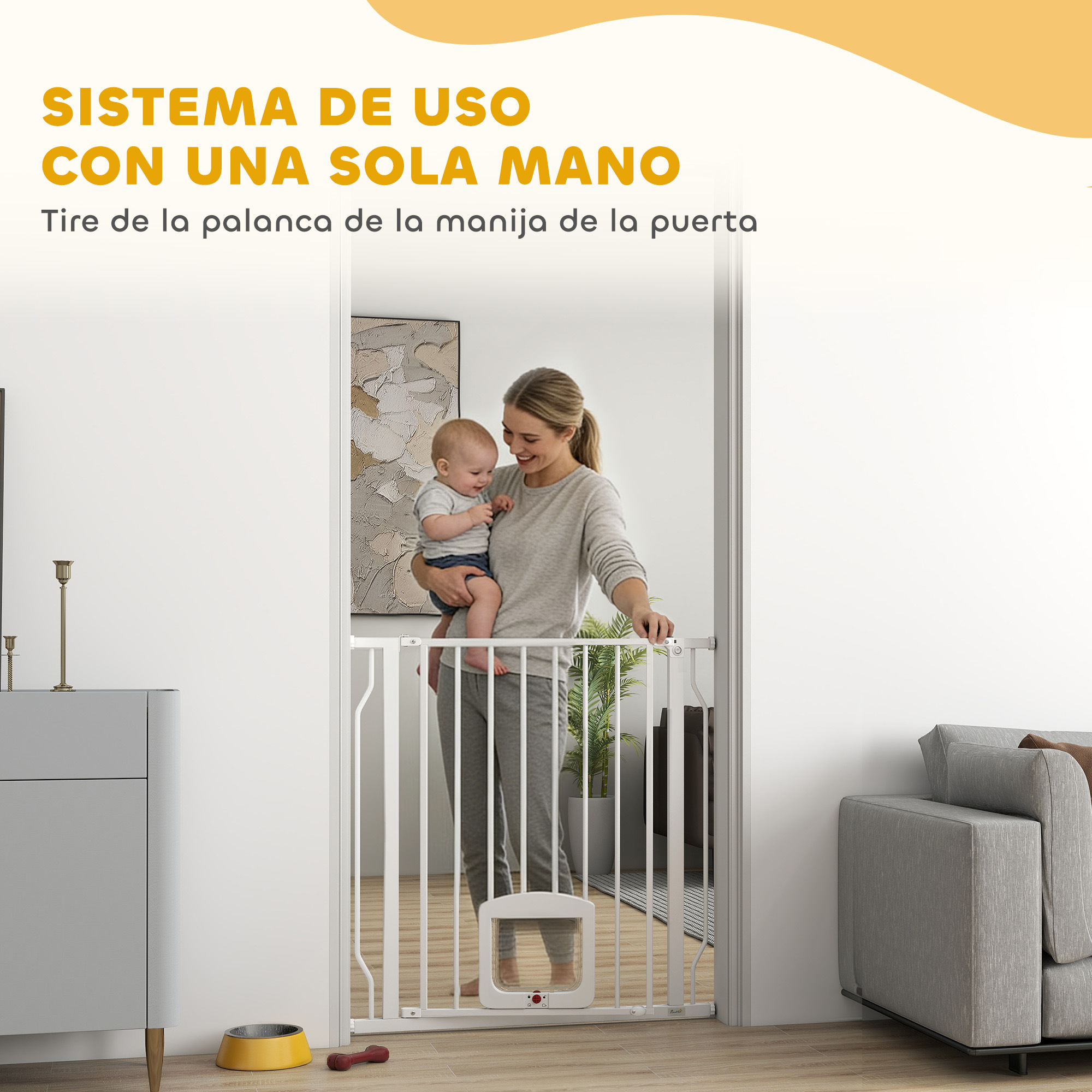Una mujer sostiene a un bebé, junto a una barrera blanca para bebés. Un sofá al fondo.