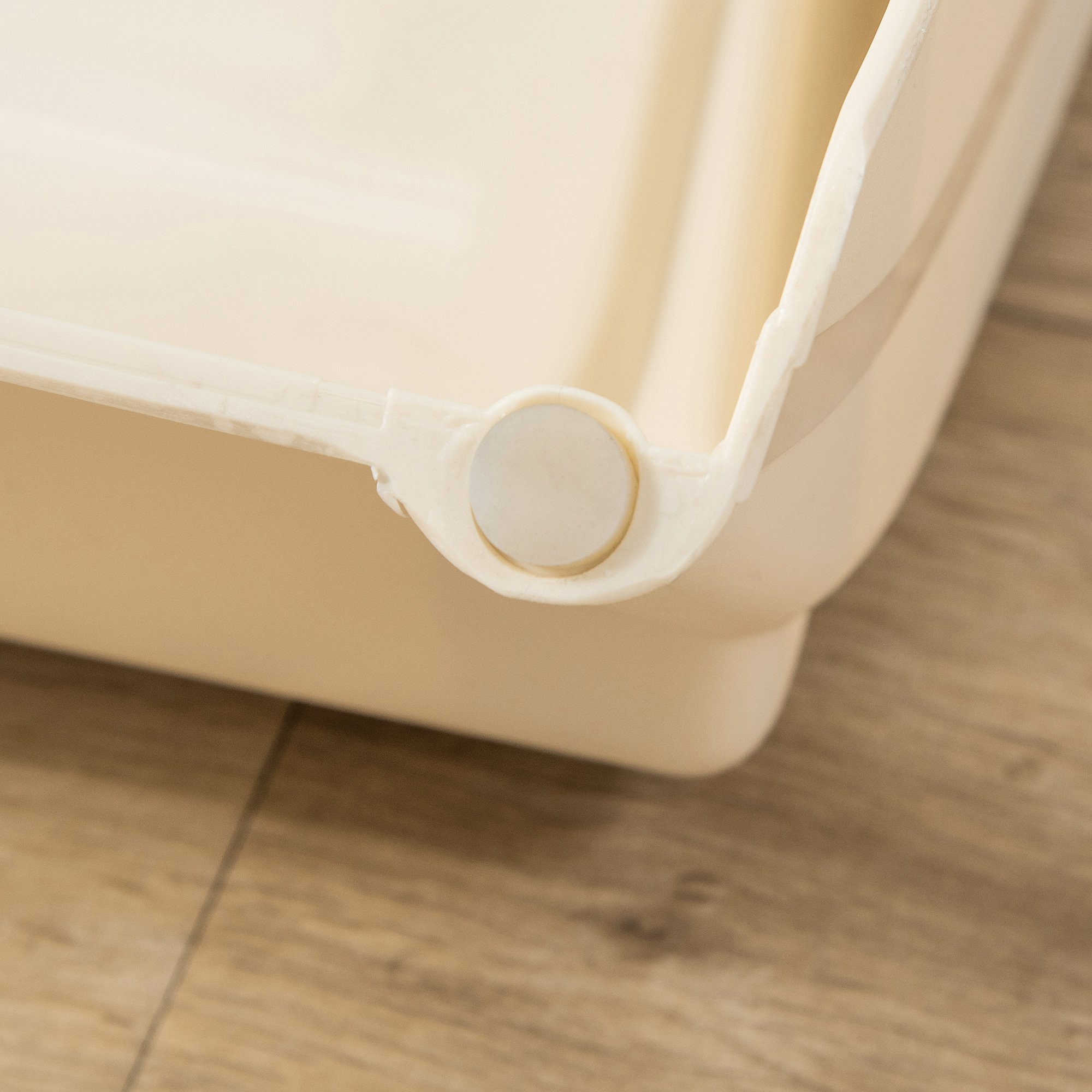 Primer plano de una bandeja rectangular color crema con un tapón blanco redondo en la esquina, sobre suelo de madera.