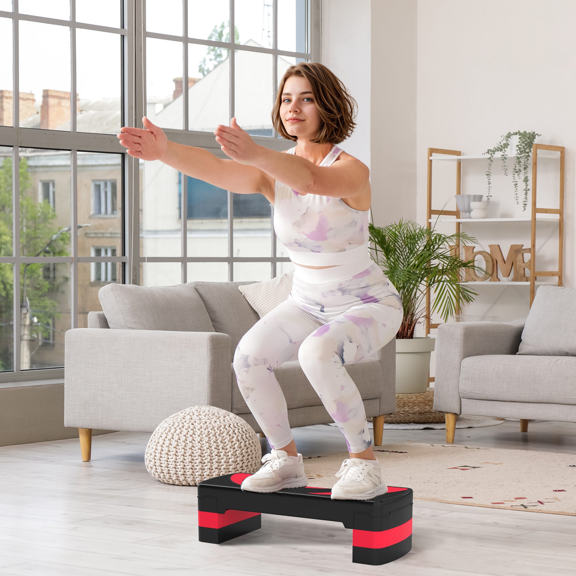 Mujer haciendo sentadillas en una plataforma escalonada en una sala.