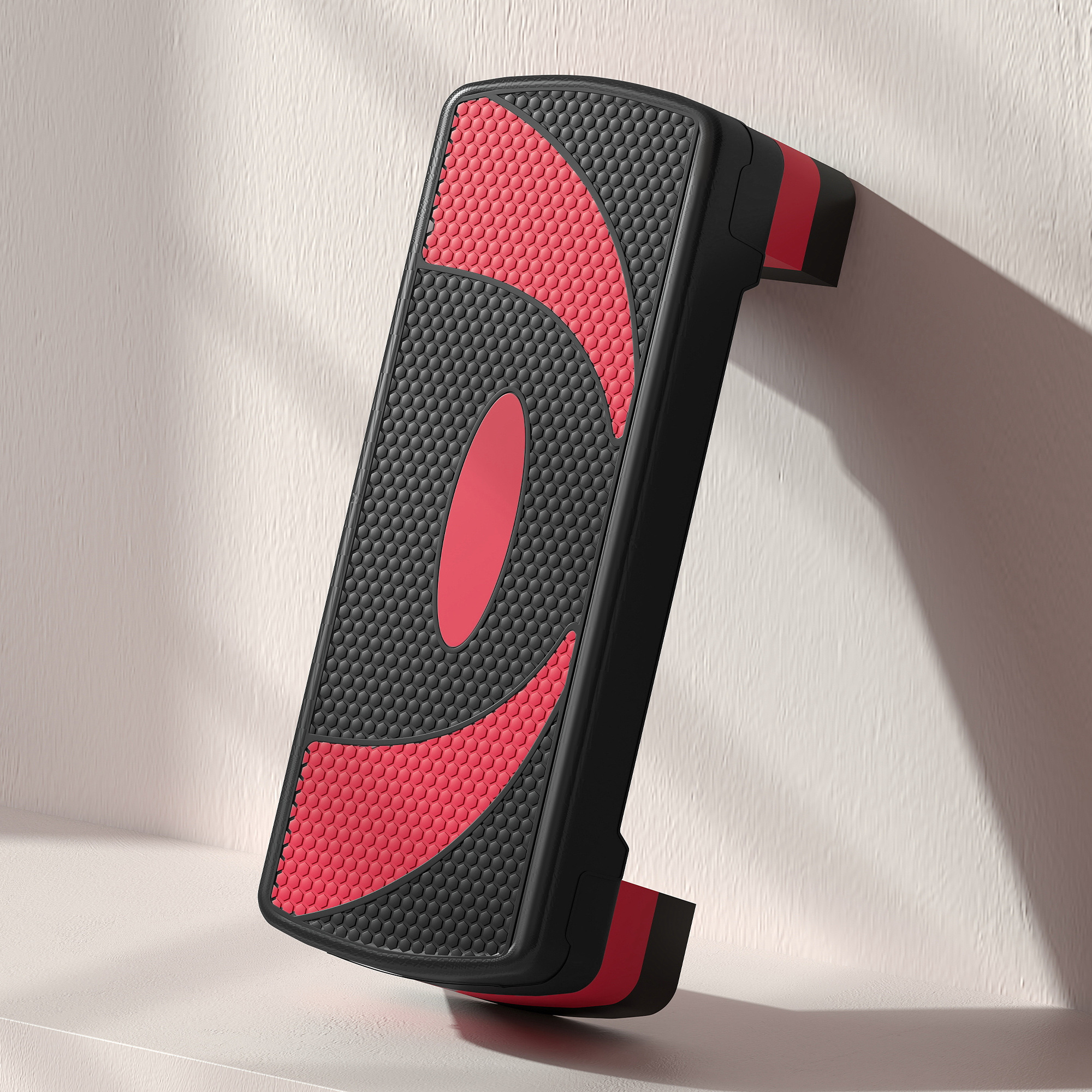 Un step de aeróbic negro con detalles rojos apoyado en una pared.