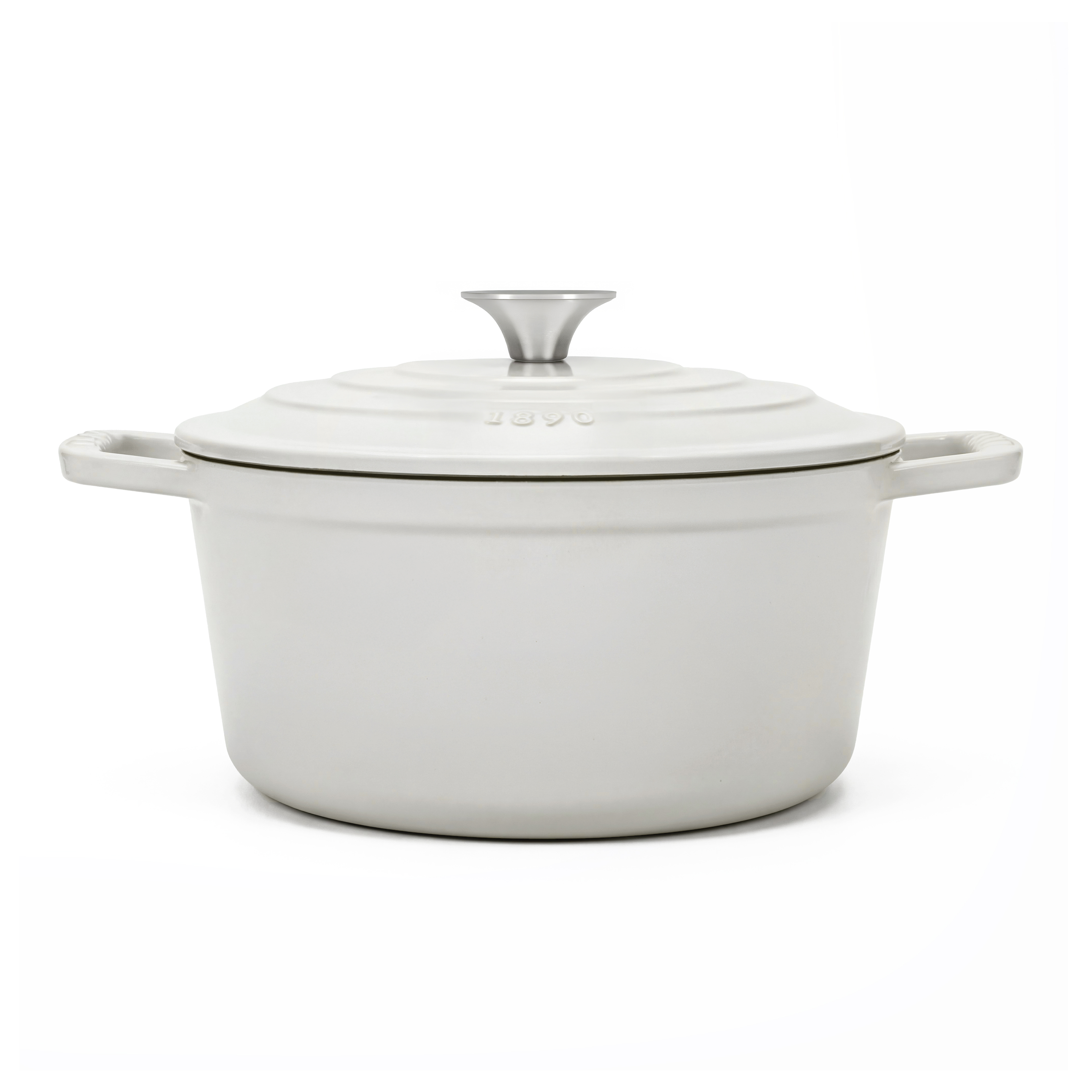 Una olla de hierro fundido blanca con asa plateada sobre fondo blanco.
