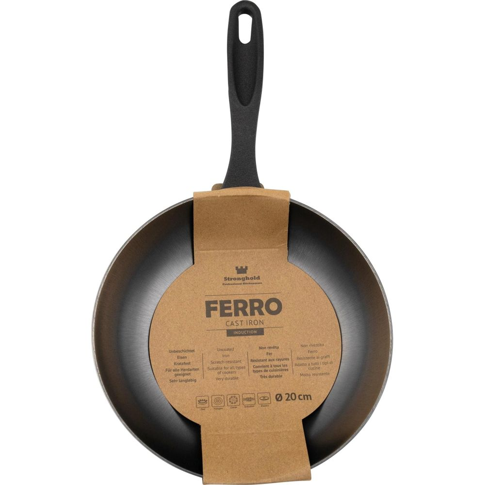 Une poêle noire en fonte avec un manche noir et une étiquette marron.