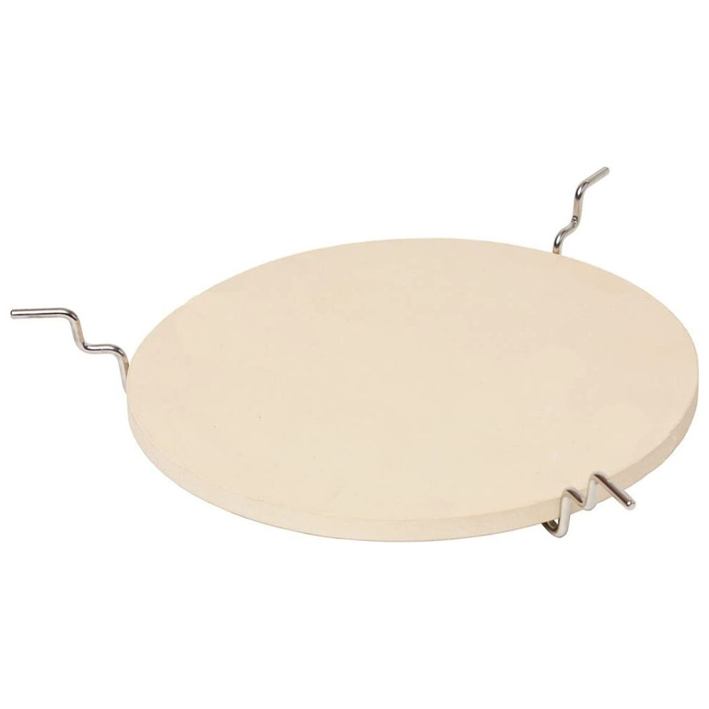 Una pietra rotonda per pizza in ceramica con manici metallici.