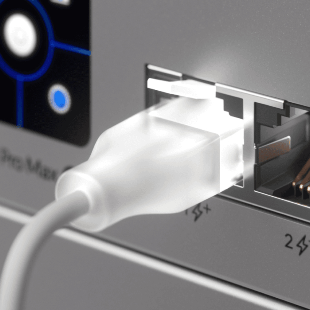 Biały kabel Ethernet podłączony do szarego portu.