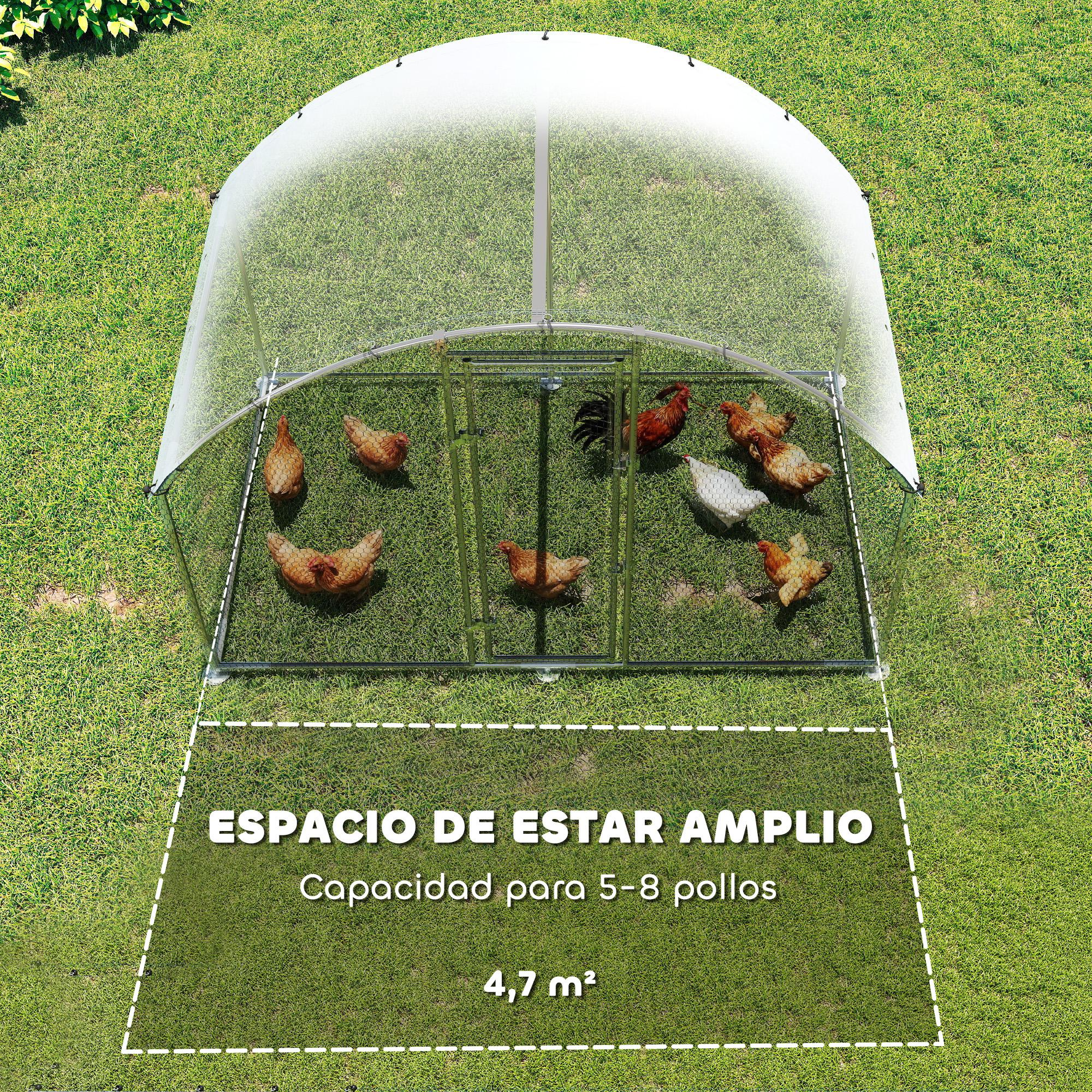 Corral para pollos sobre césped con varias gallinas y un gallo.