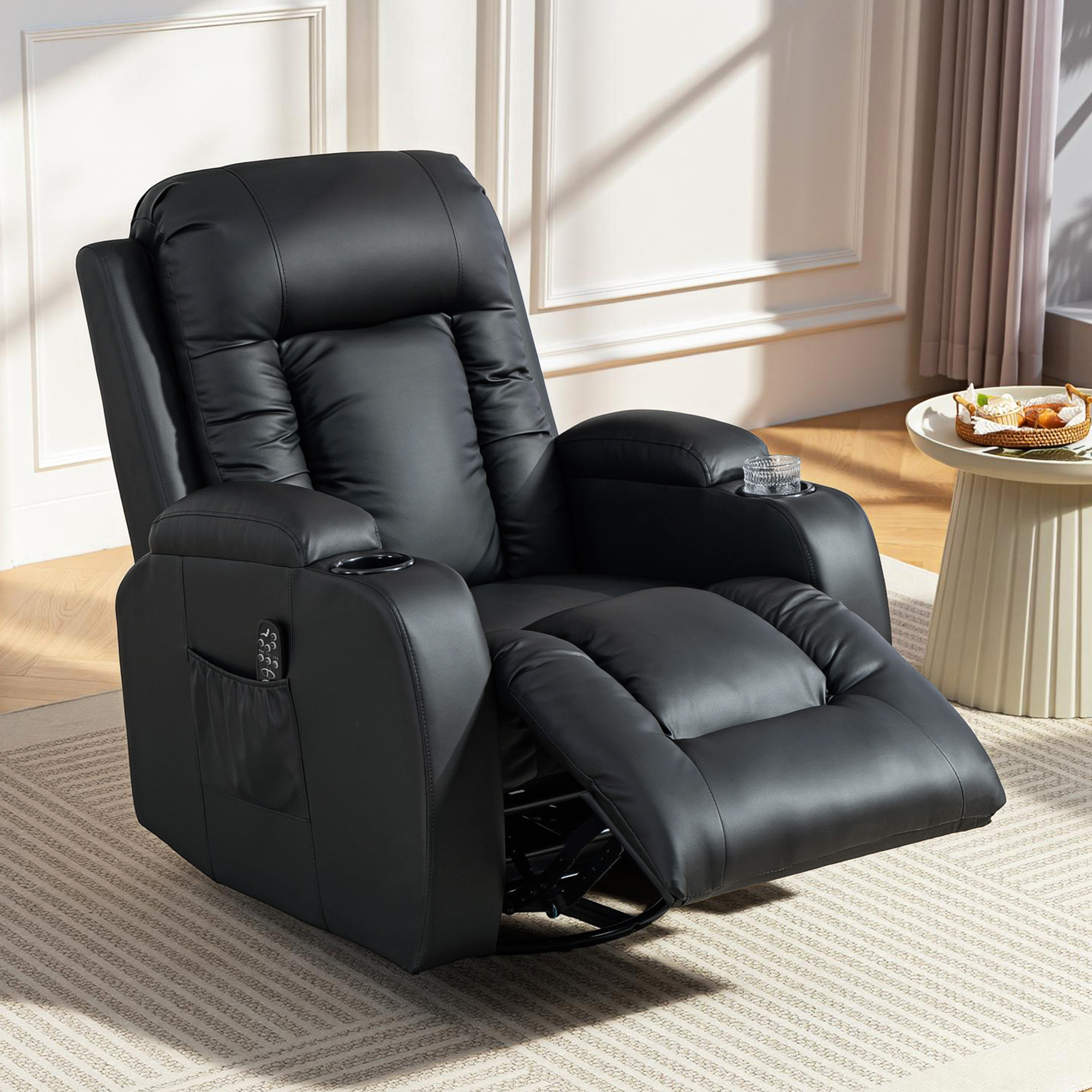 Sillón reclinable negro con reposapiés, portavasos y mando a distancia.