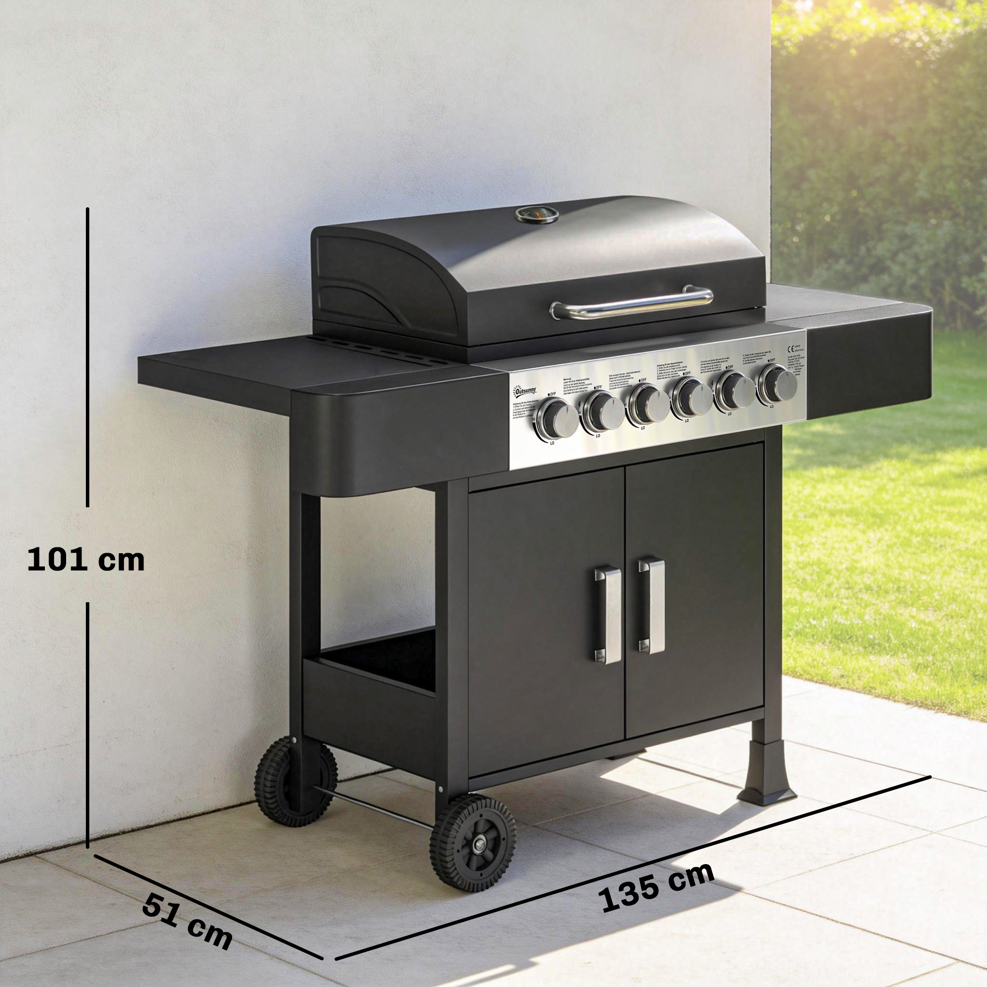 Una parrilla de gas negra con cinco quemadores y dos puertas, sobre un patio.