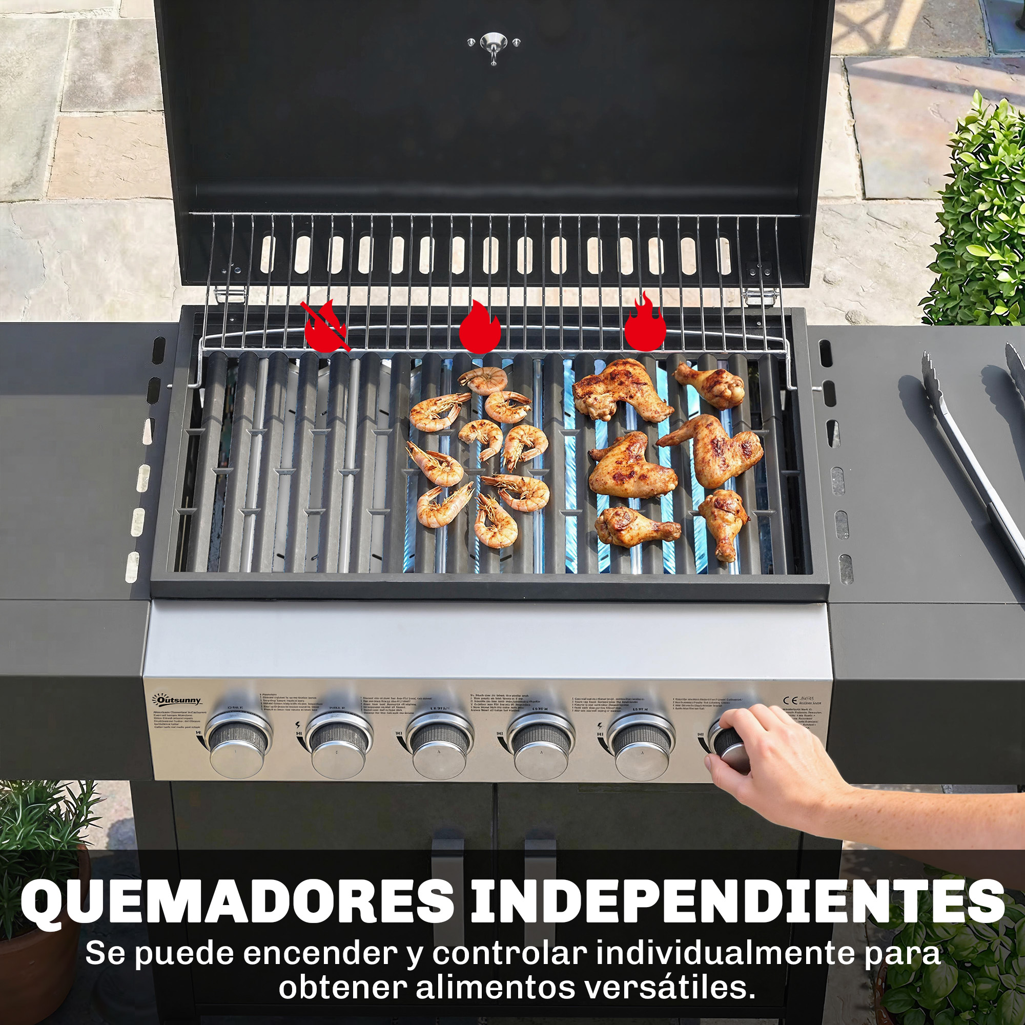 Una parrilla con alitas de pollo y camarones cocinándose sobre llamas azules.