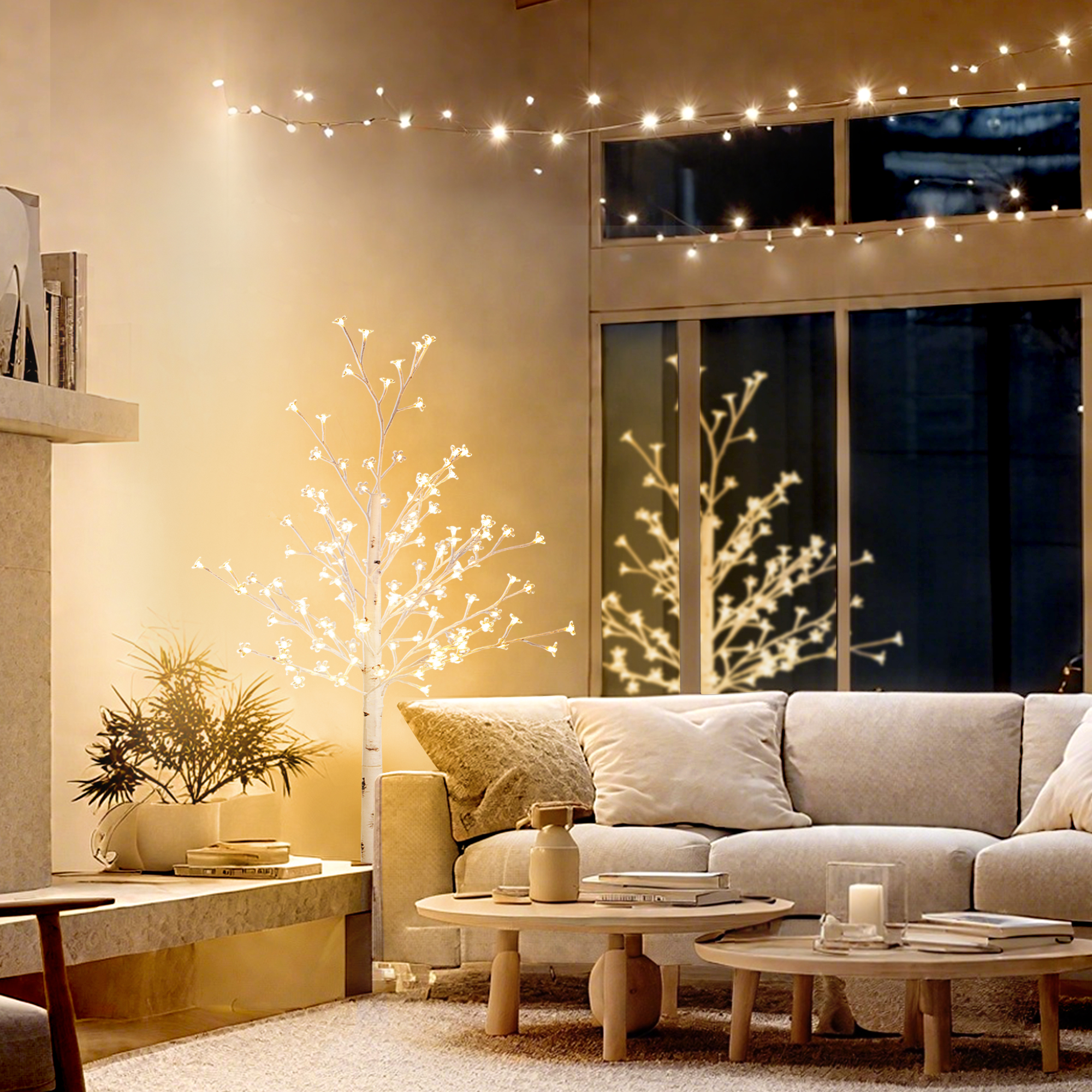 Una sala de estar con sofá, mesa de café y árboles iluminados.