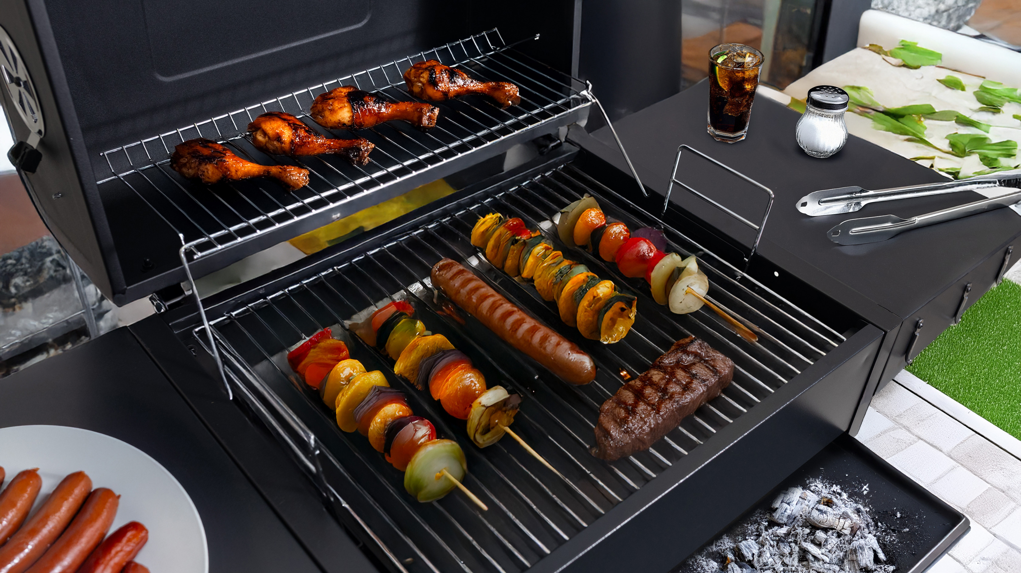 Grill z udkami kurczaka, szaszłykami, kiełbasą, stekiem, napojem i przyprawami.