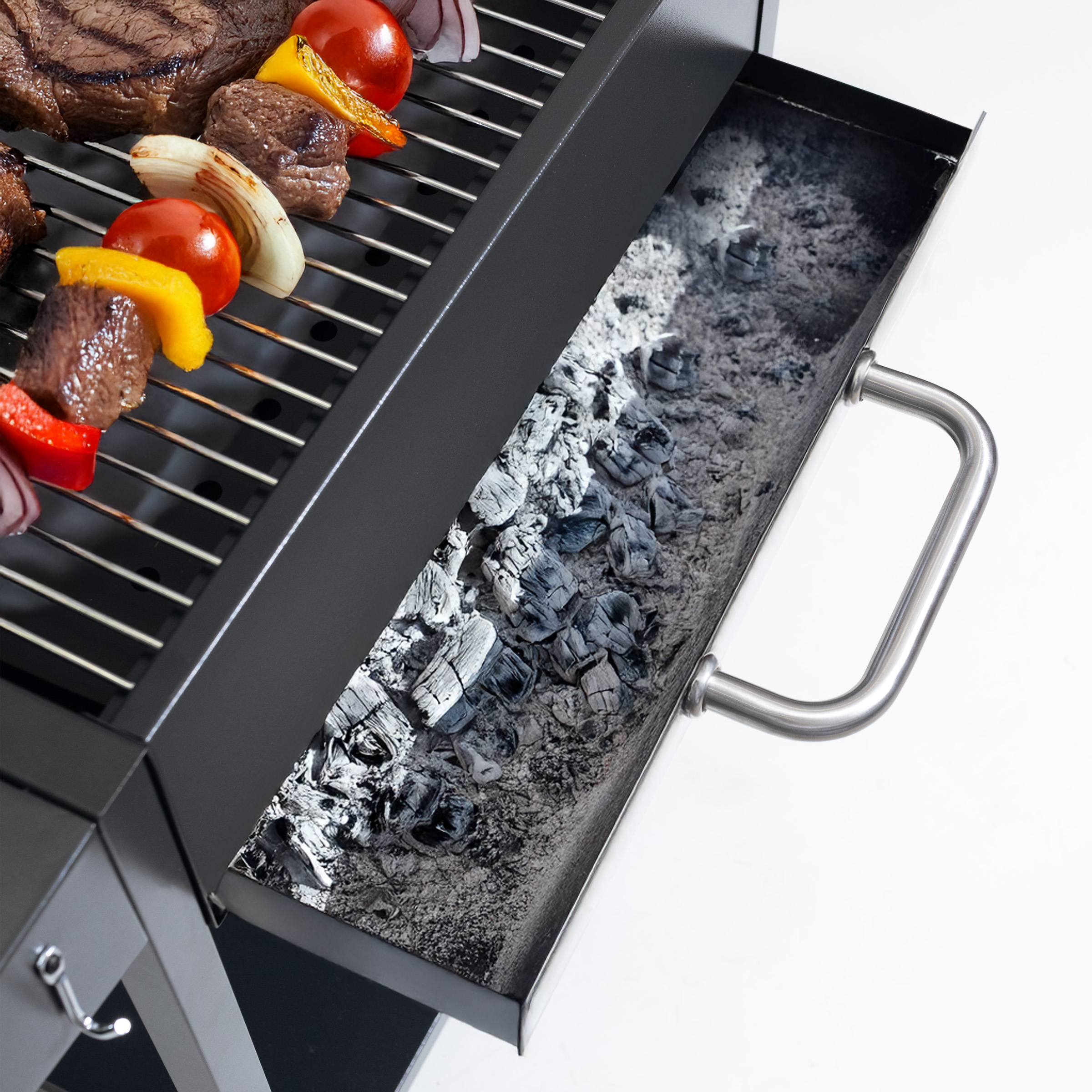 Szaboty mięsne i stek na grillu z węglem drzewnym w szufladzie.