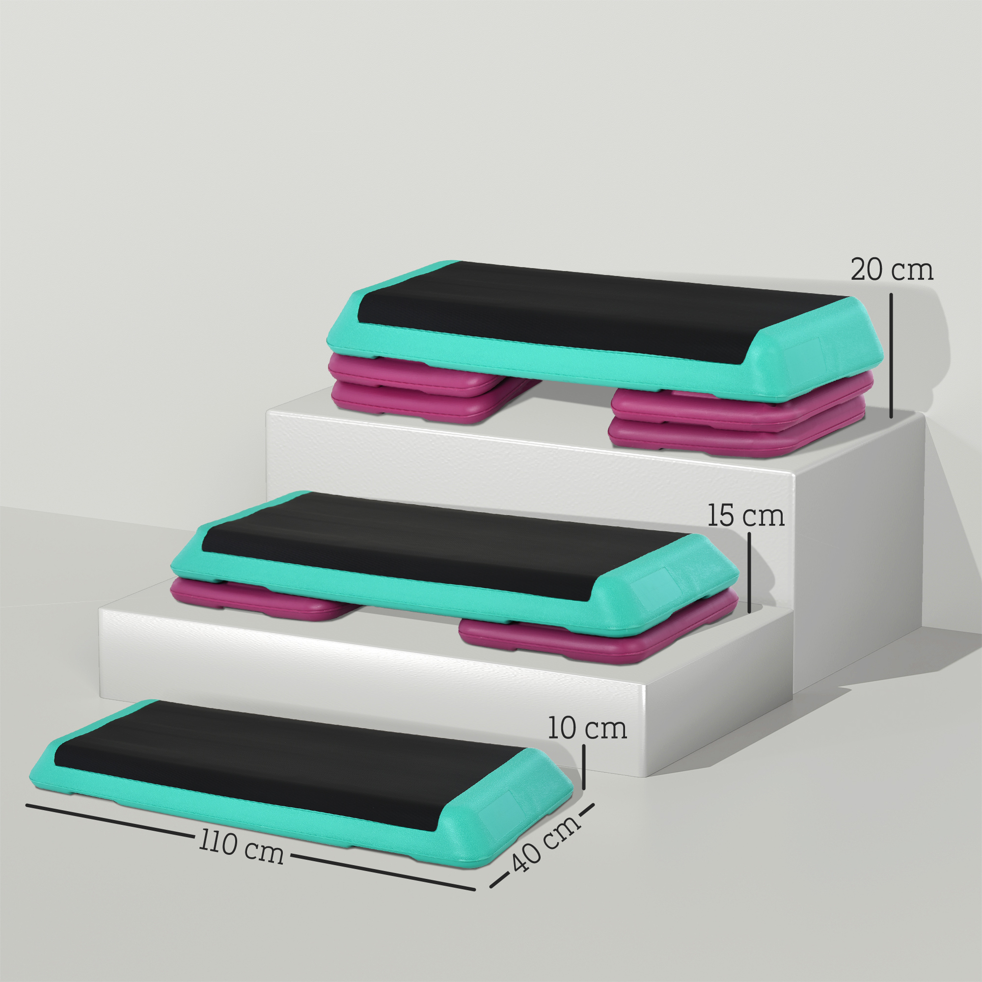 Tres plataformas de step aeróbico turquesa y rosa sobre elevadores blancos.