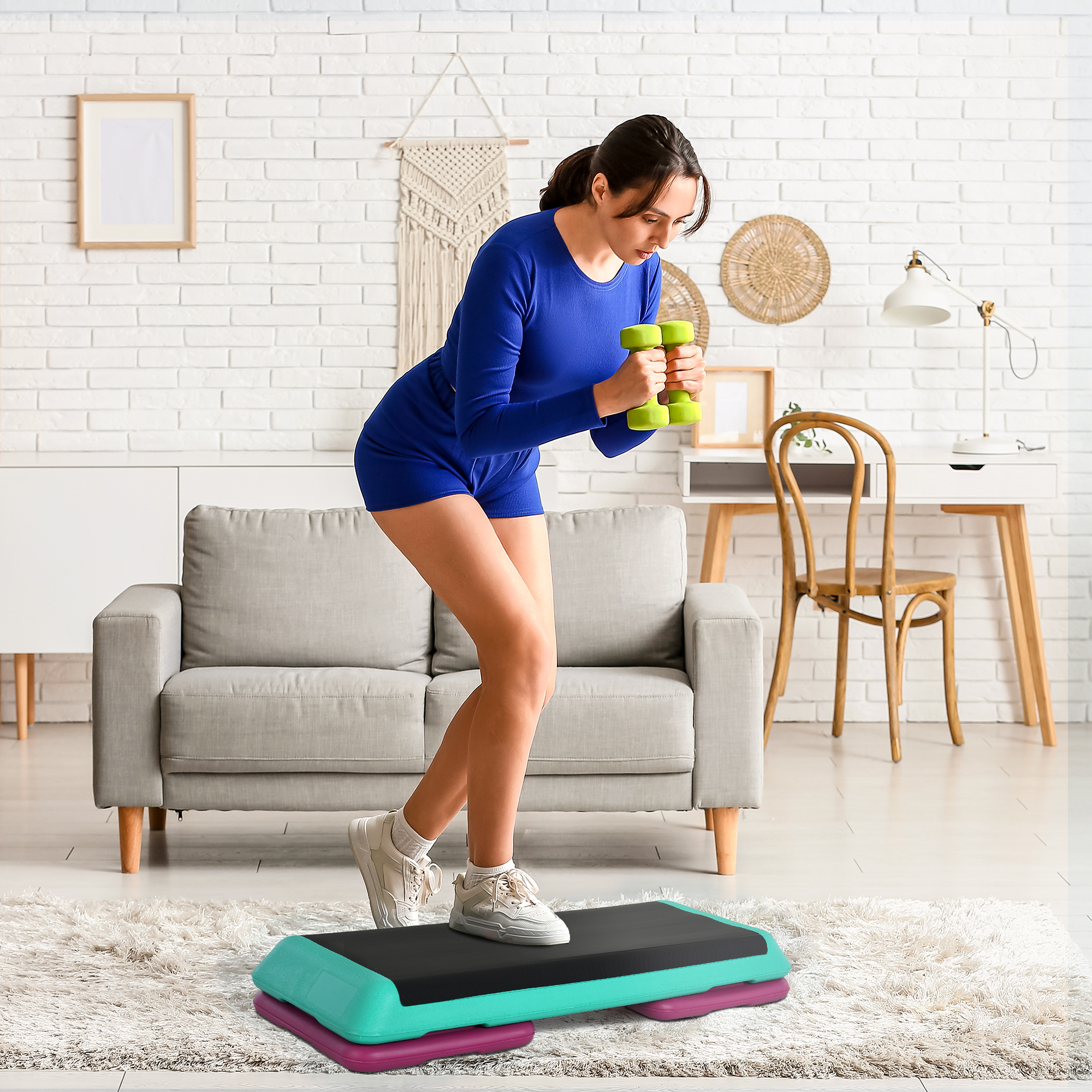 Una mujer hace ejercicio con mancuernas en un step aeróbico.