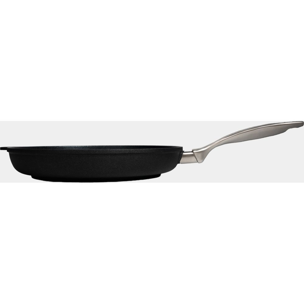 Poêle noire avec manche argenté sur fond gris.