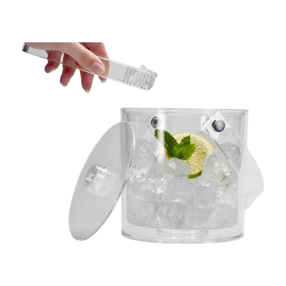Hand hält Zange über einem Eisbehälter mit Eis, Zitrone und Minze.