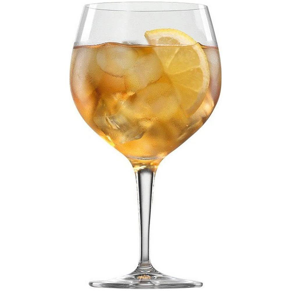 Ein Glas mit einem goldenen Getränk, Eiswürfeln und einer Zitronenscheibe.