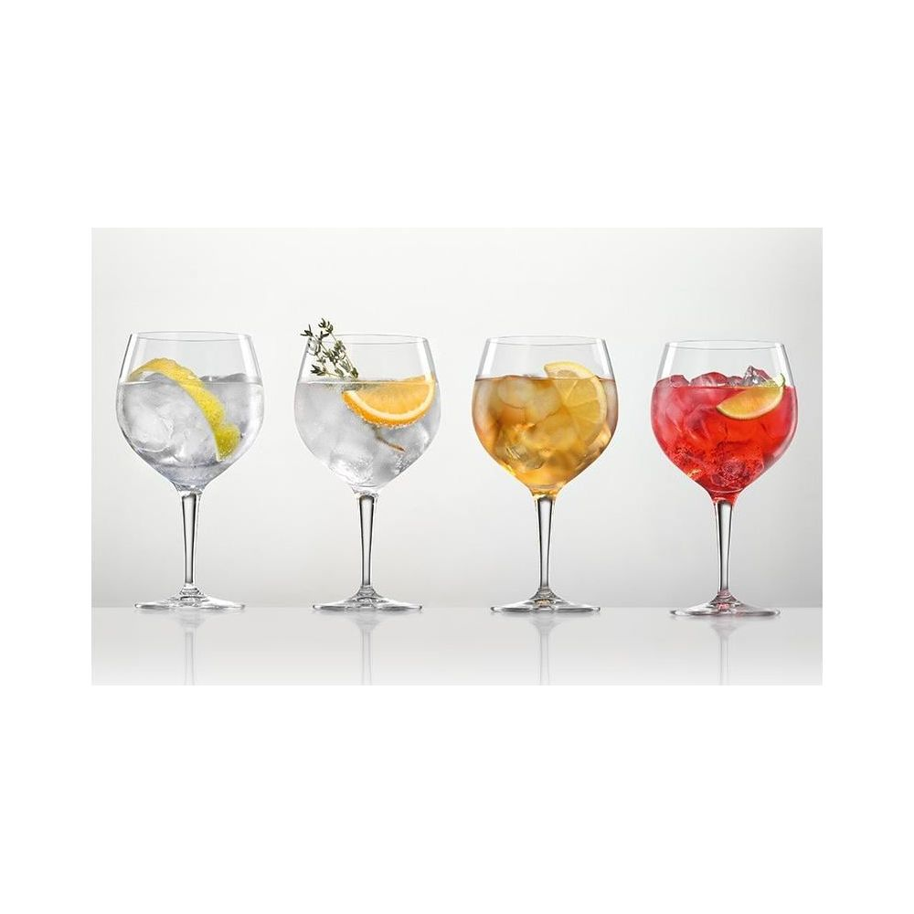 Vier Gläser mit Cocktails: klar mit Zitrone, klar mit Orangenscheibe und Thymian, bernsteinfarben mit Eis, rot mit Eis und Limette.