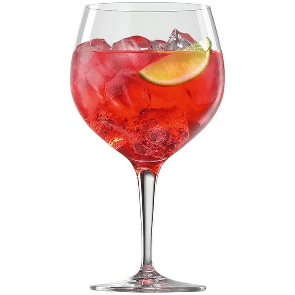 Ein roter Cocktail mit Eiswürfeln und einer Limettenscheibe in einem Weinglas.