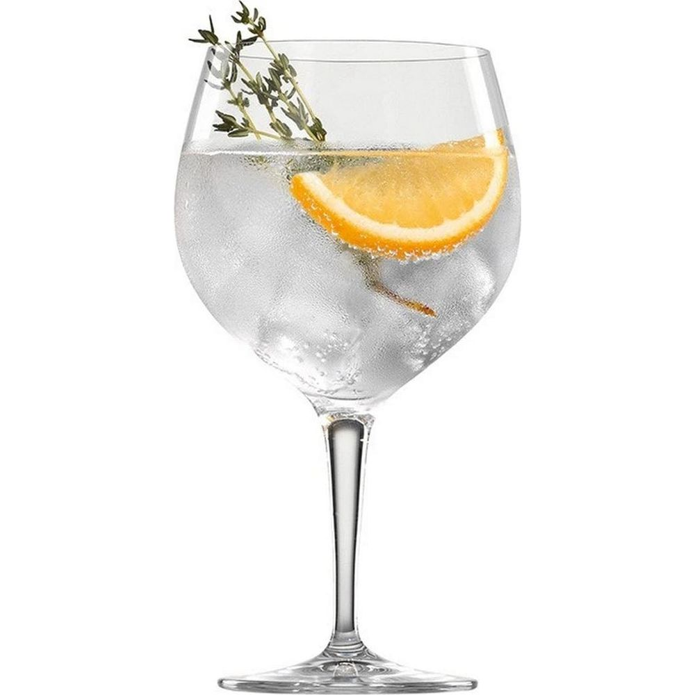 Ein Glas mit Eis, Orangenscheibe und Kräutern gefüllt.