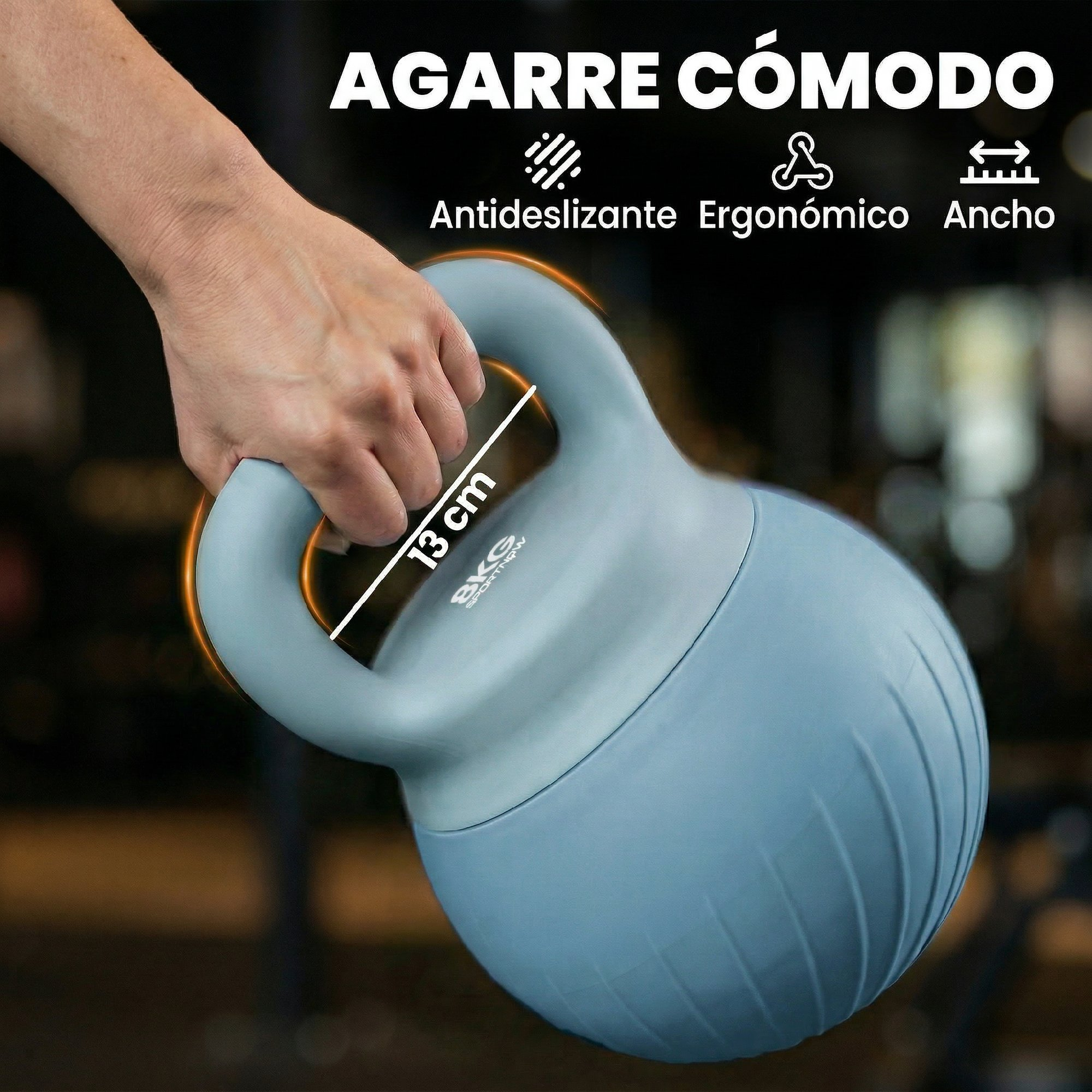 Una mano sujeta una pesa rusa azul claro con asa de 13 cm. Antideslizante, ergonómica.