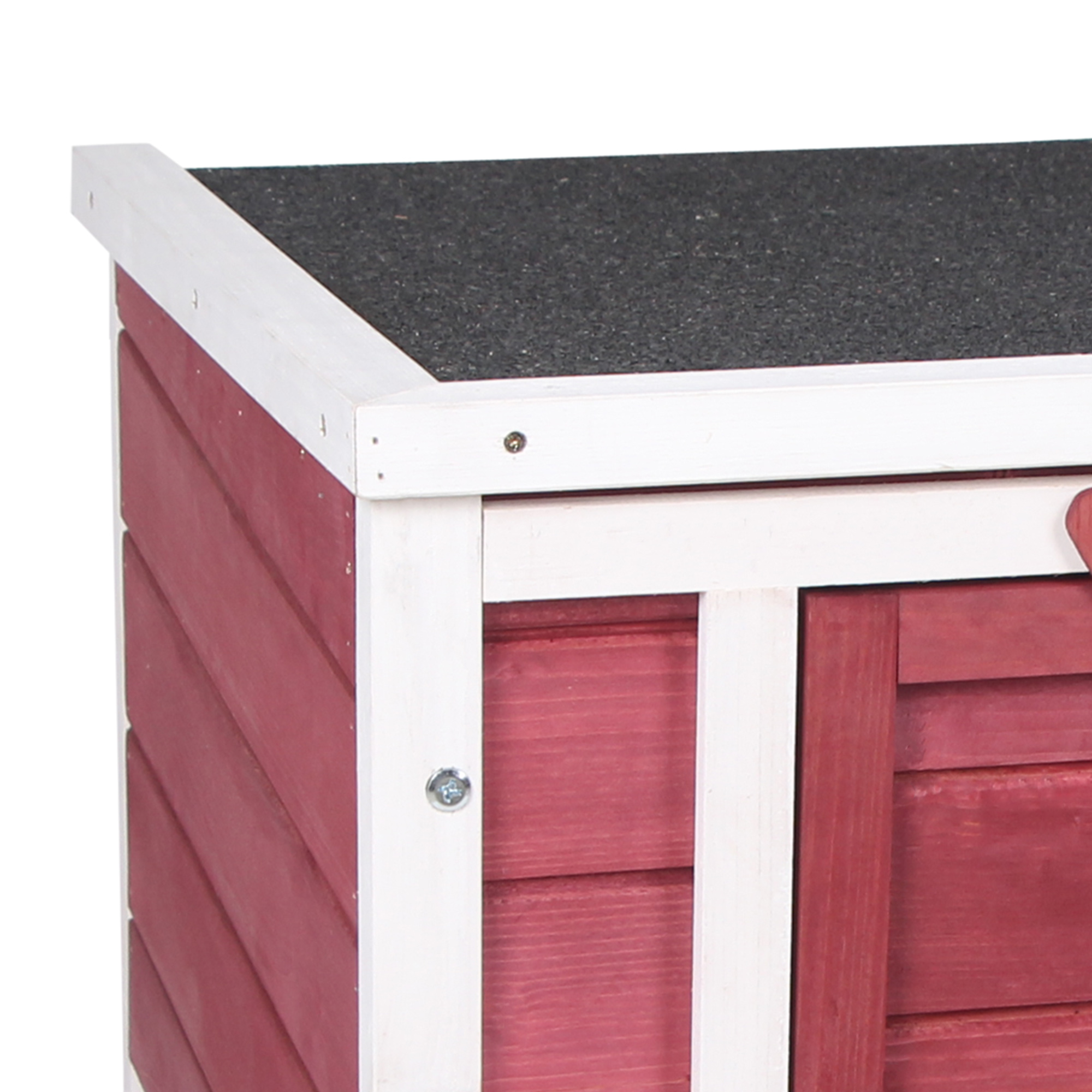 Pequeña casa de madera roja con borde de techo blanco.