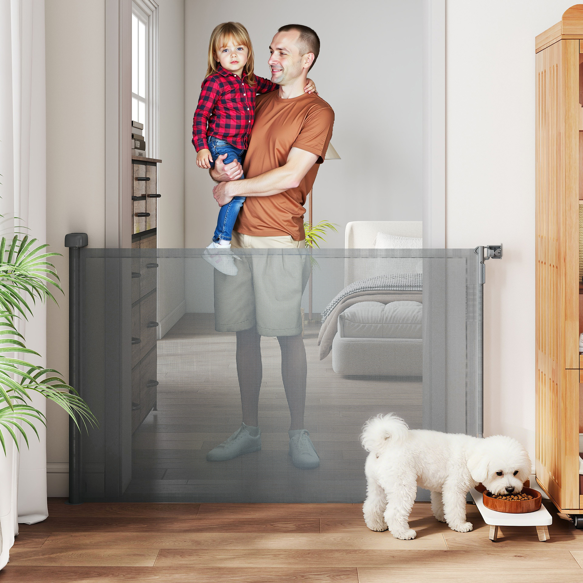 Un hombre sostiene a un niño, un perro come de un cuenco detrás de una puerta.