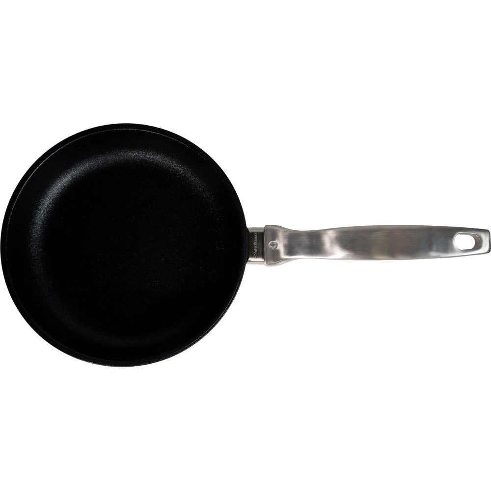 Poêle noire avec manche argenté, sur fond blanc.