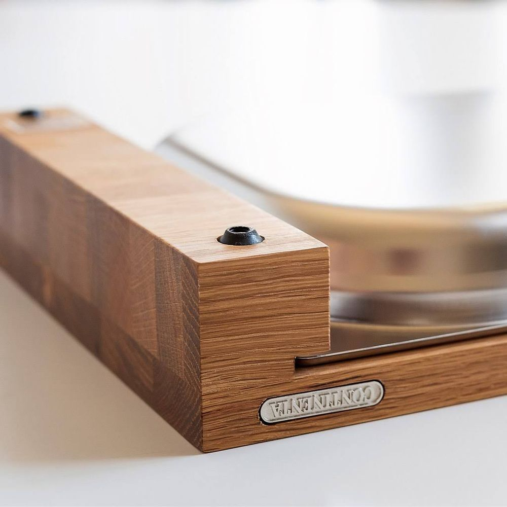 Bloque de madera con cuenco de metal y tornillos, con logo.