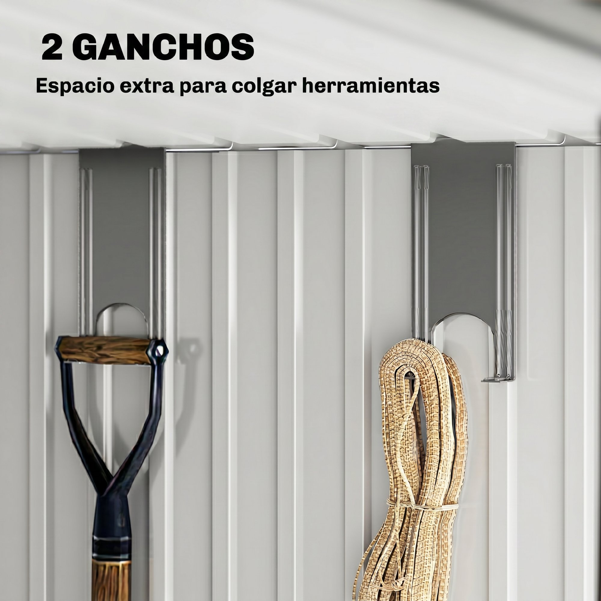 Dos ganchos sostienen una pala y una cuerda en una pared blanca.