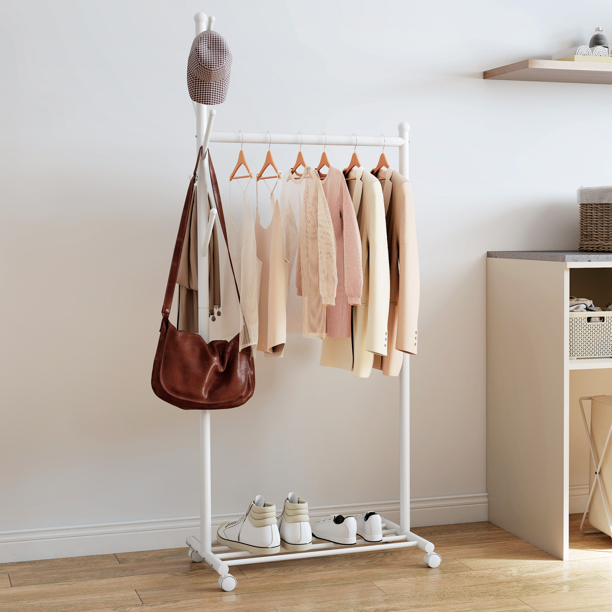 Un perchero blanco con ropa, un bolso y zapatos.
