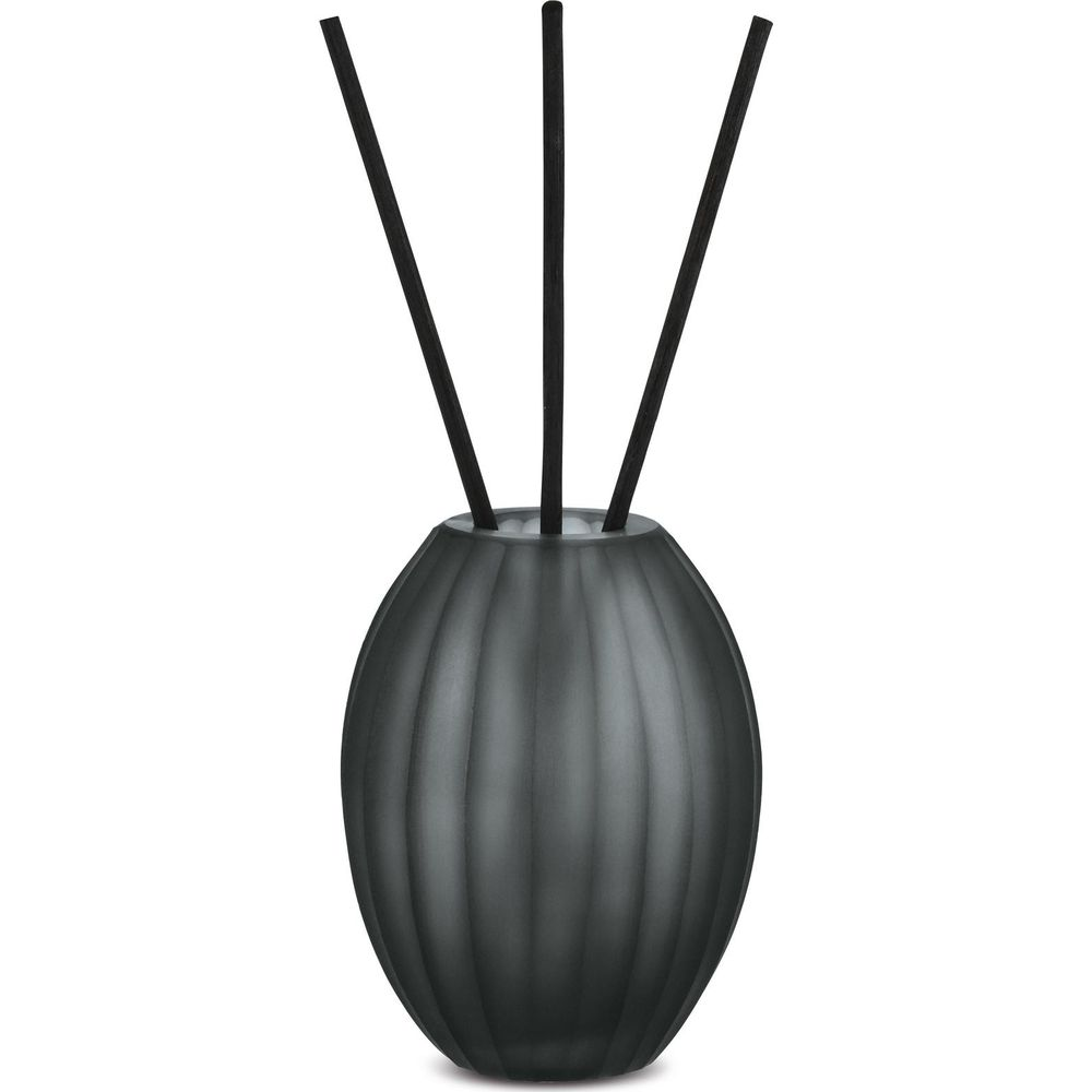 Un diffusore grigio con tre bastoncini su sfondo bianco.