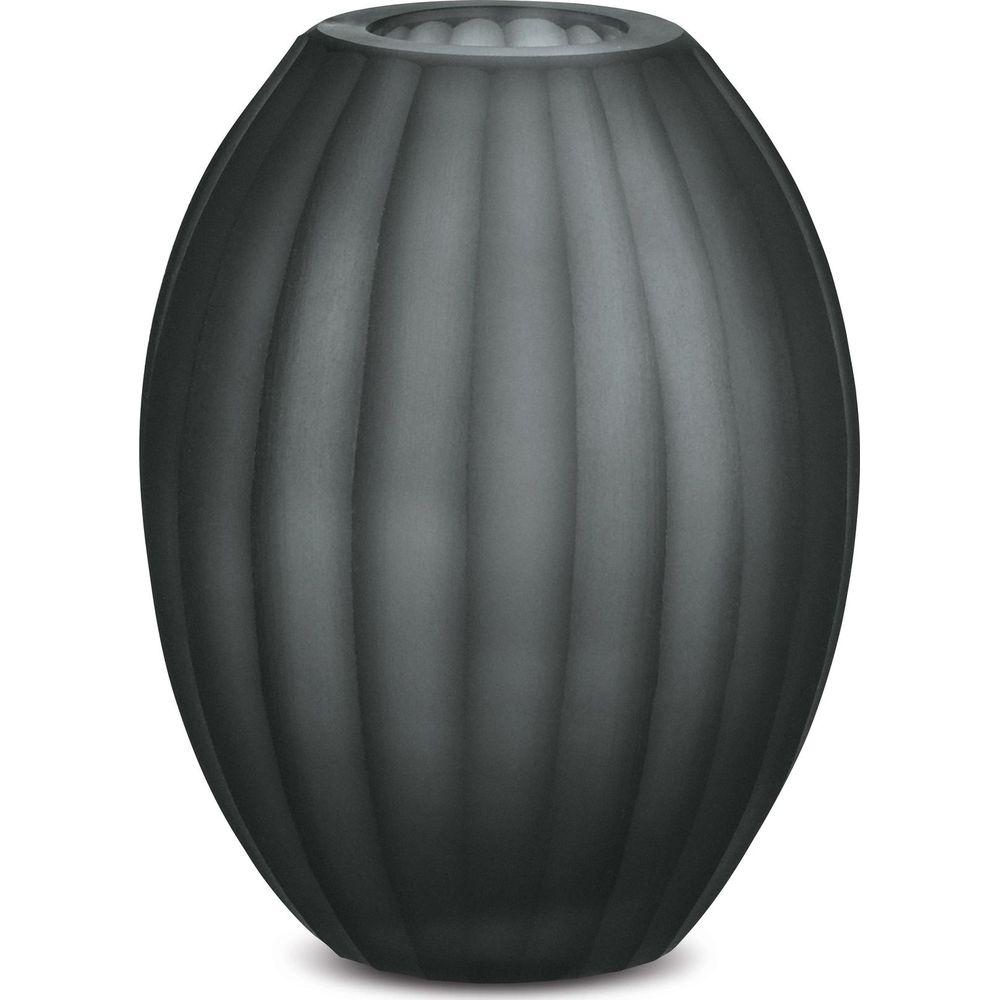 Un vaso alto, grigio scuro, ovale con texture a coste verticali.