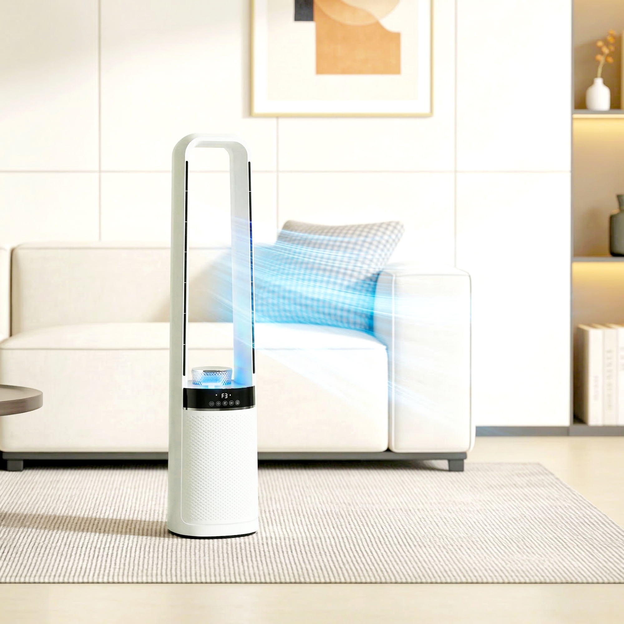 Un ventilador de torre blanco con flujo de aire azul se sienta sobre una alfombra frente a un sofá.