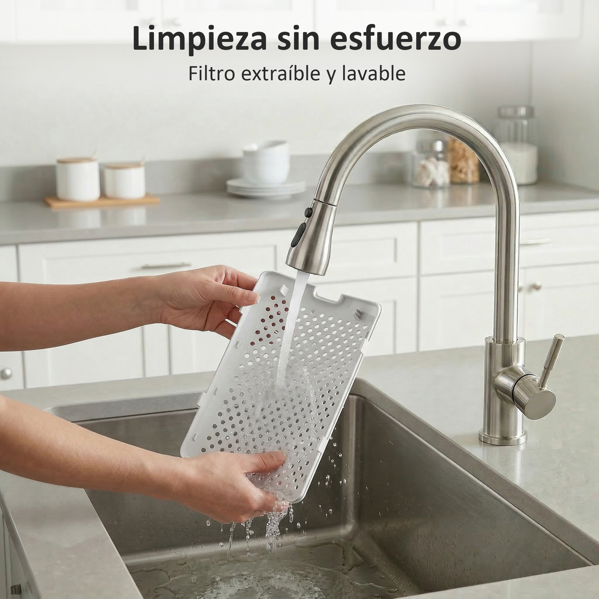Una persona enjuaga un filtro blanco y perforado bajo agua corriente en un fregadero.