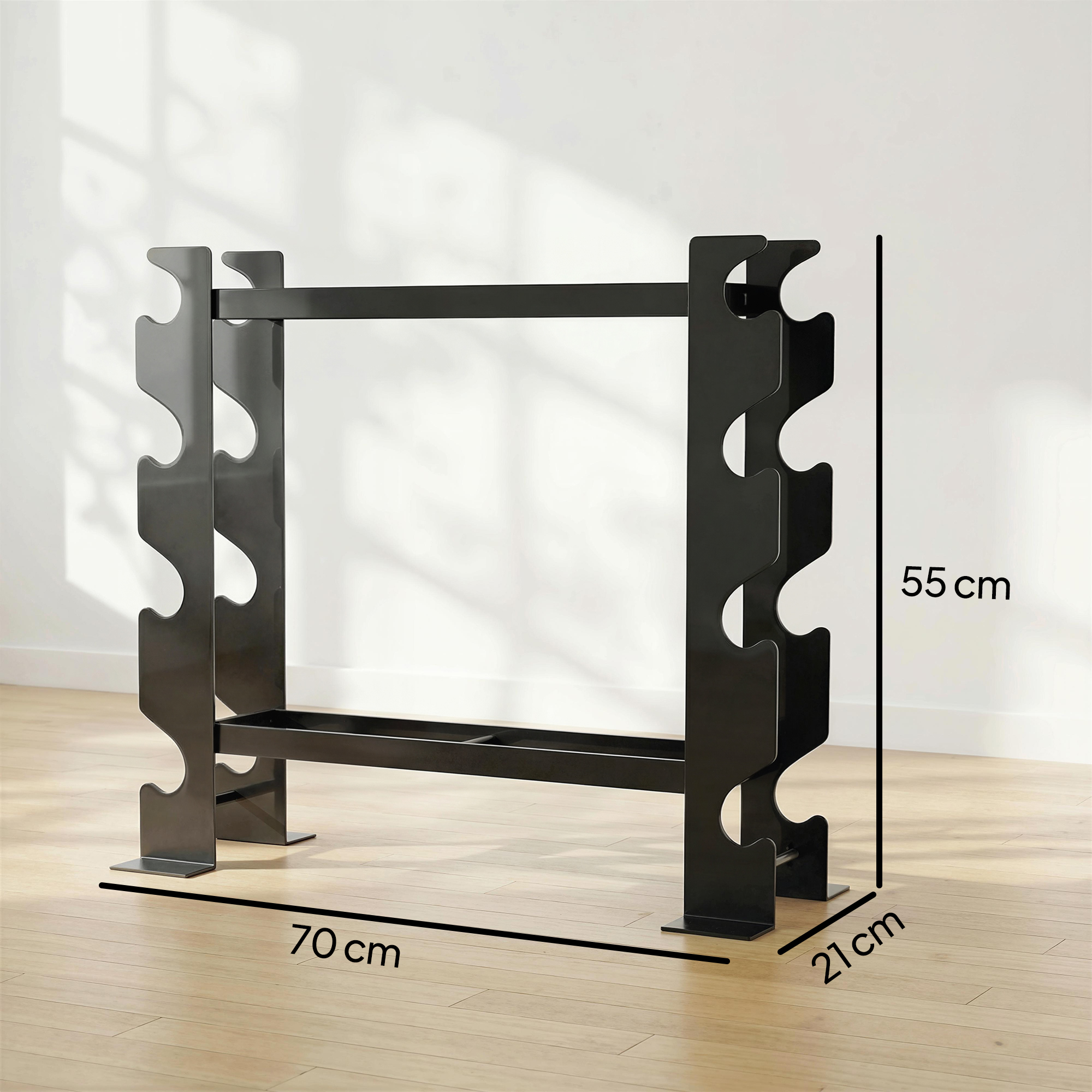 Un soporte negro para mancuernas de 3 niveles sobre suelo de madera.