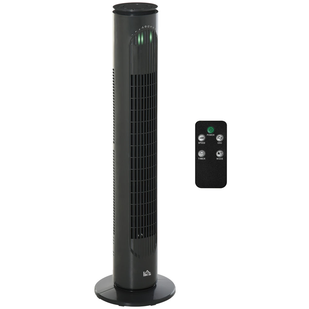 Un ventilador de torre negro con mando a distancia sobre fondo blanco.