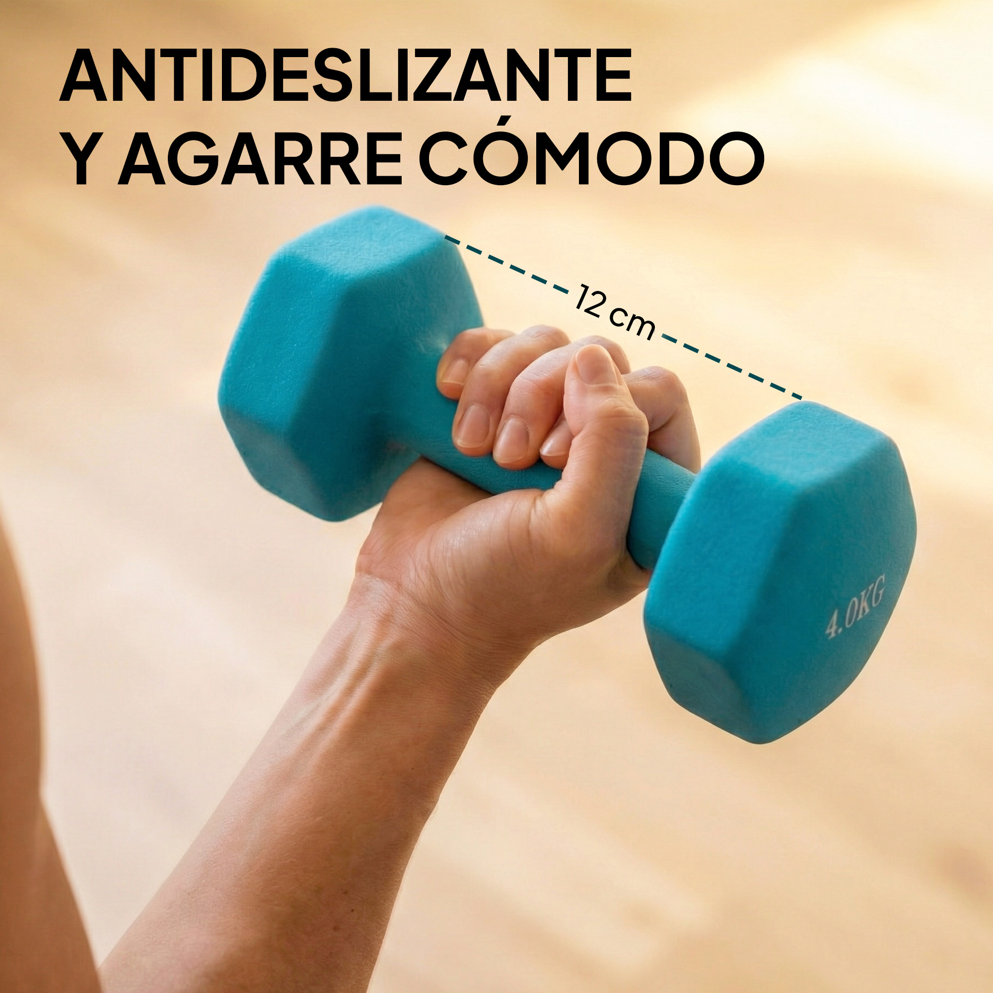 Una mano sostiene una mancuerna turquesa de 4.0 KG.