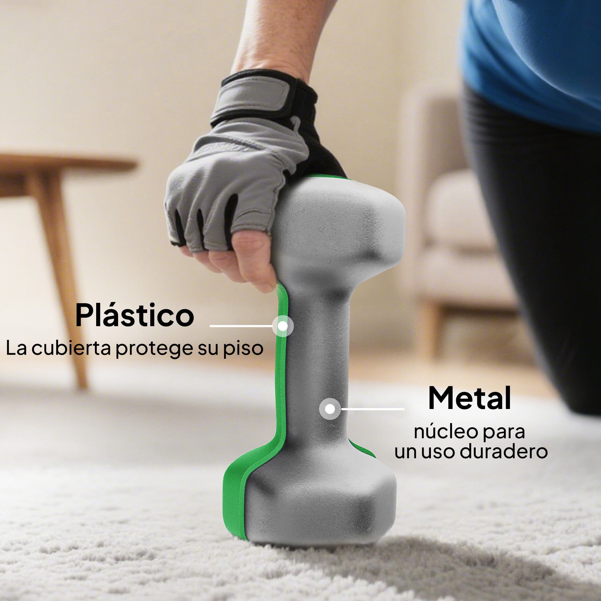 Mancuerna gris con funda verde, sostenida por mano enguantada.