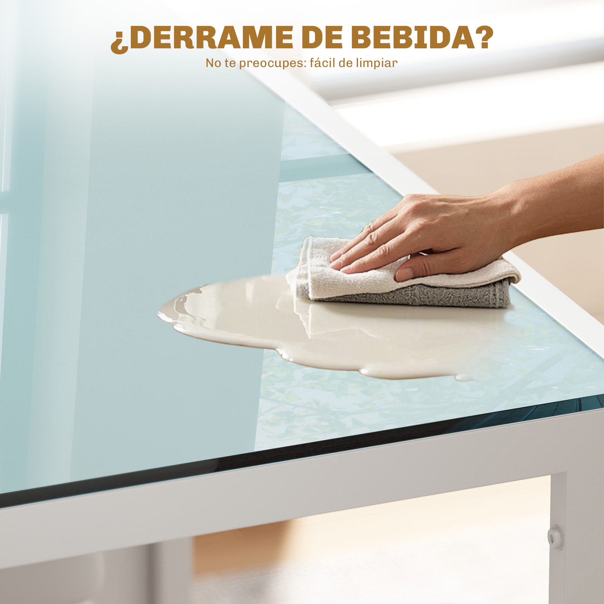Una mano limpia un líquido derramado sobre una mesa con un paño.