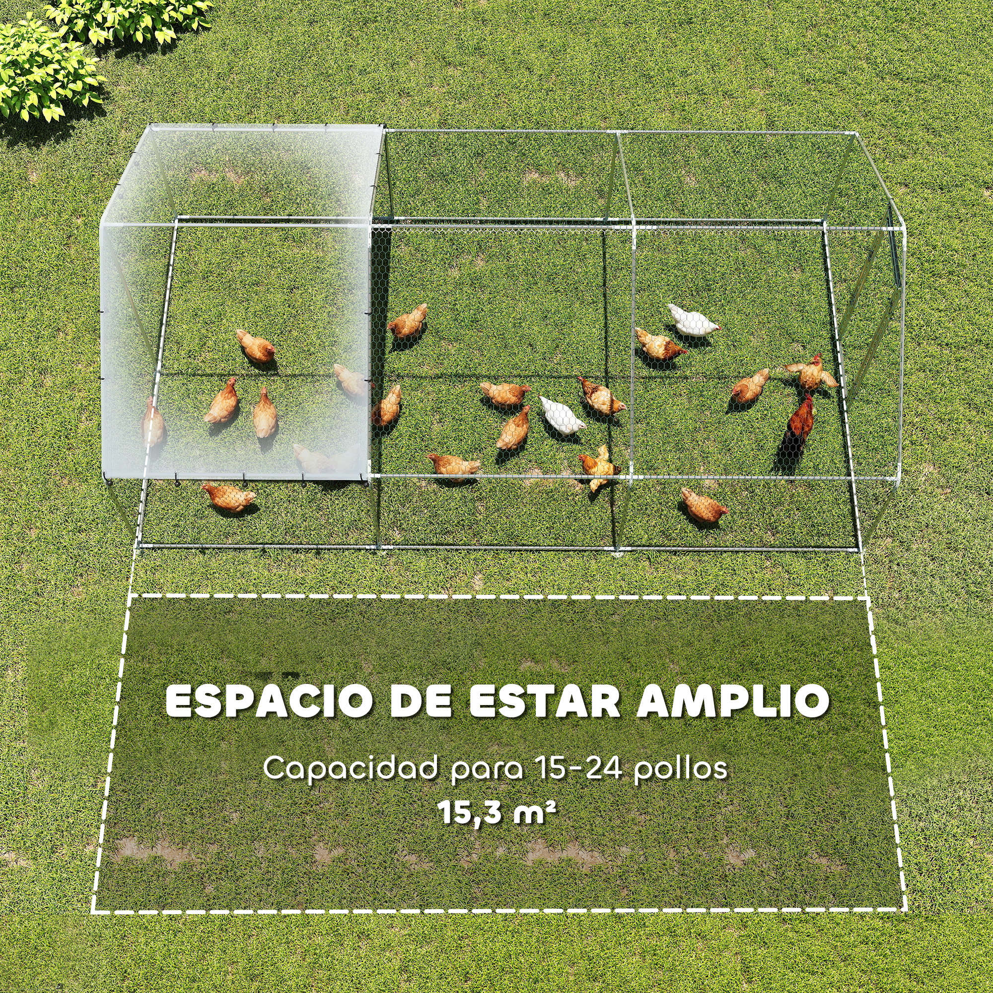 Un gallinero con muchos pollos en un césped verde.