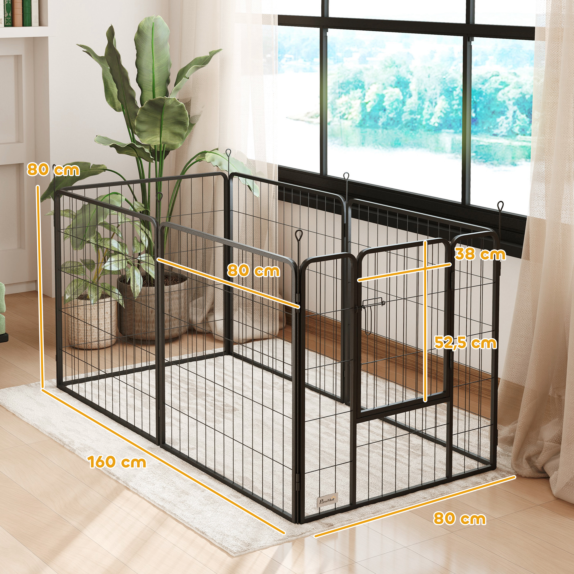 Un parque para perros de metal negro con dimensiones, colocado en una habitación con plantas y ventanas.
