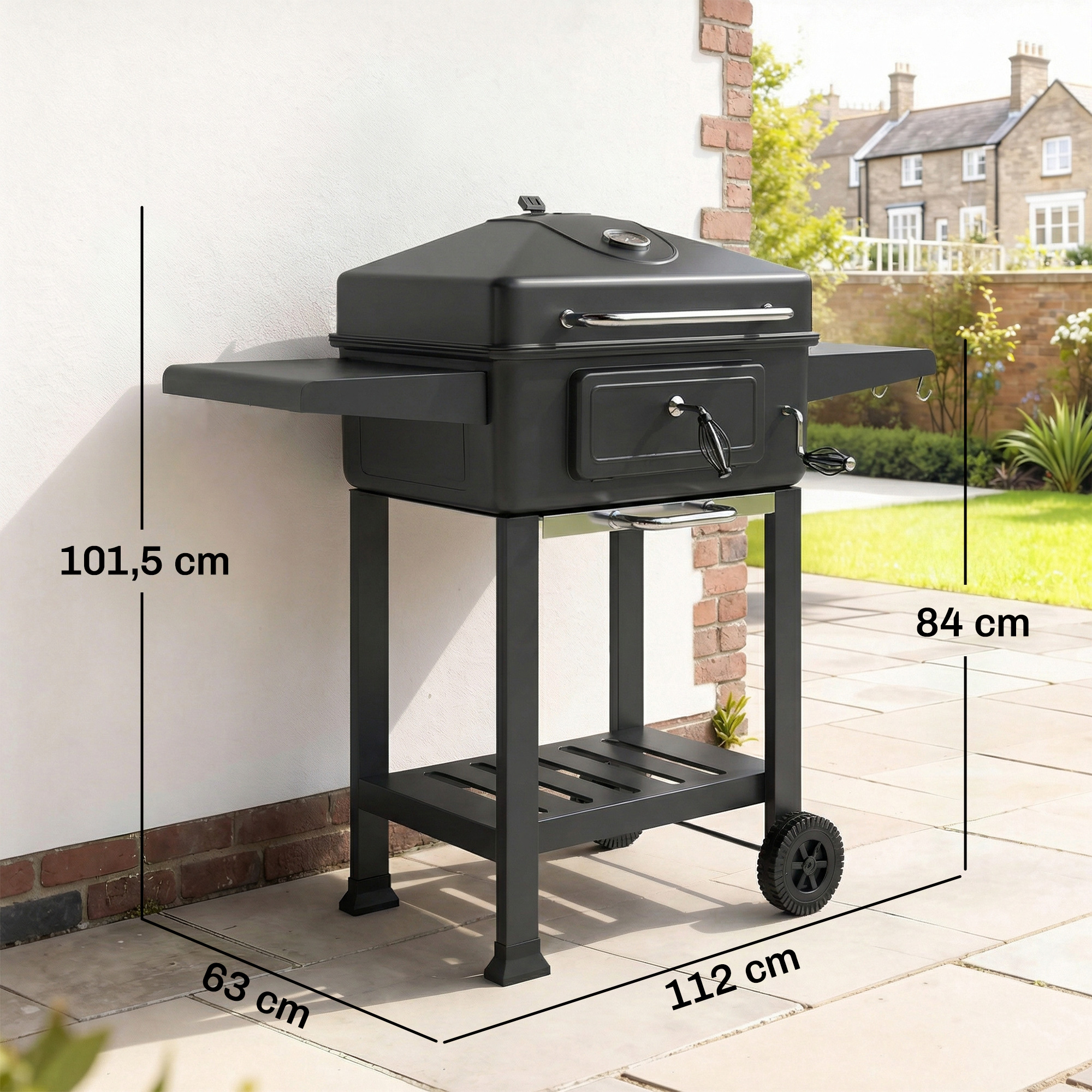 Una barbacoa negra con estantes laterales y ruedas sobre un patio.